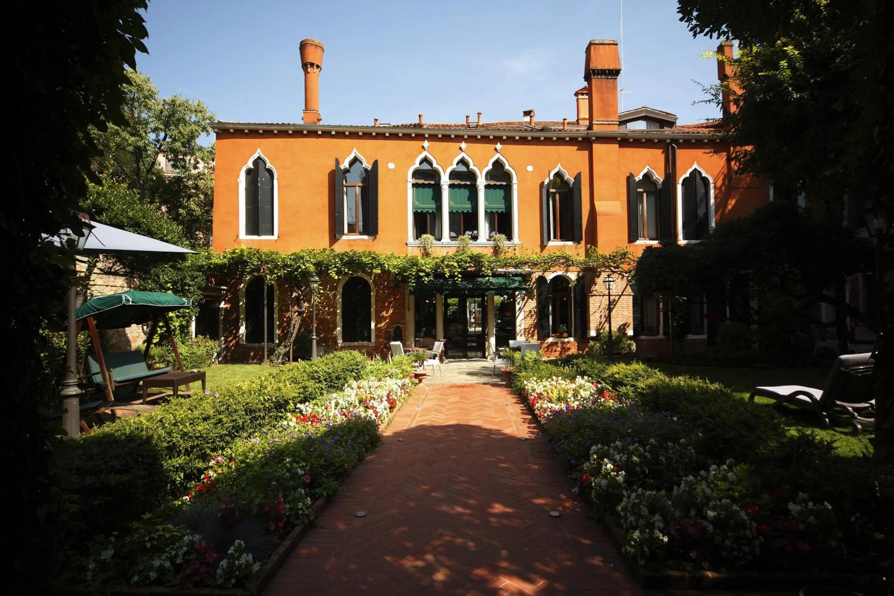 Garden view in Pensione Accademia - Villa Maravege