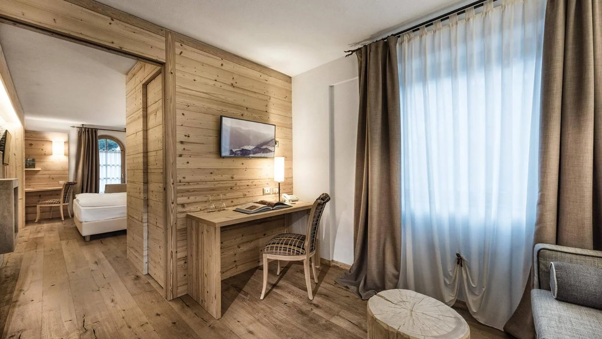 Living room, Bed in Sporthotel Romantic Plaza