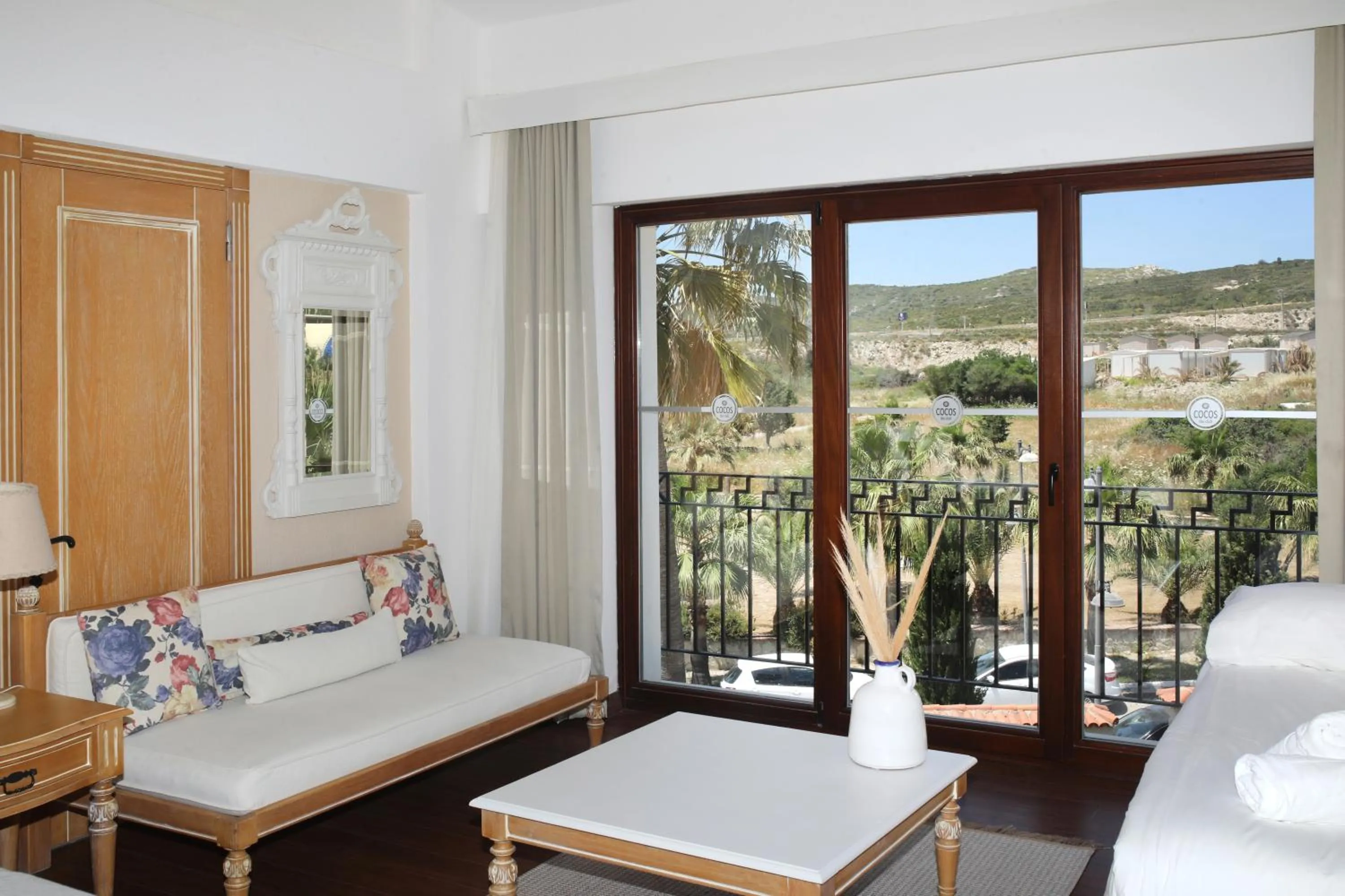 Seating area, Bed in Cocos The Club Solto