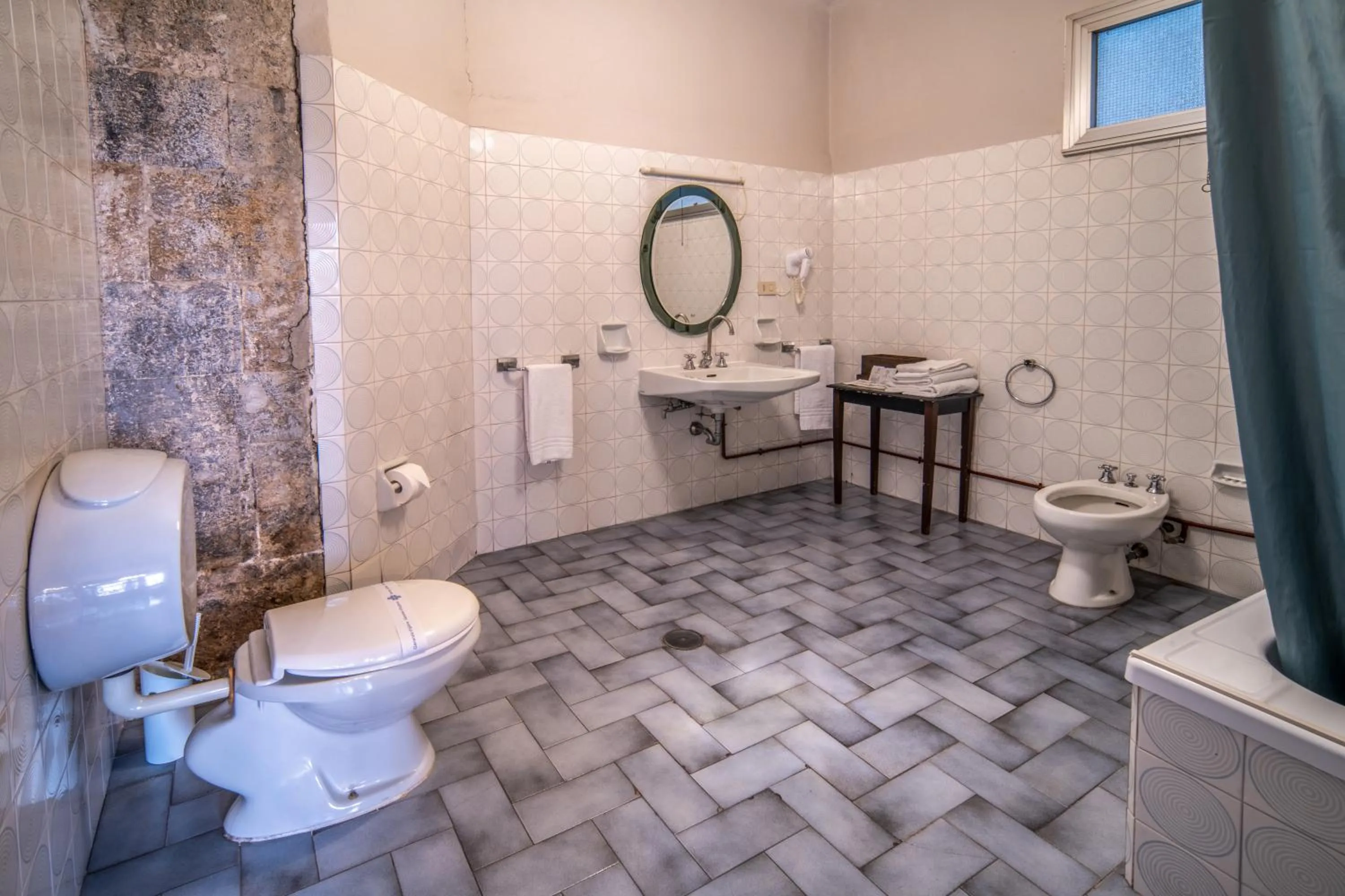 Bathroom in Royal Victoria Hotel