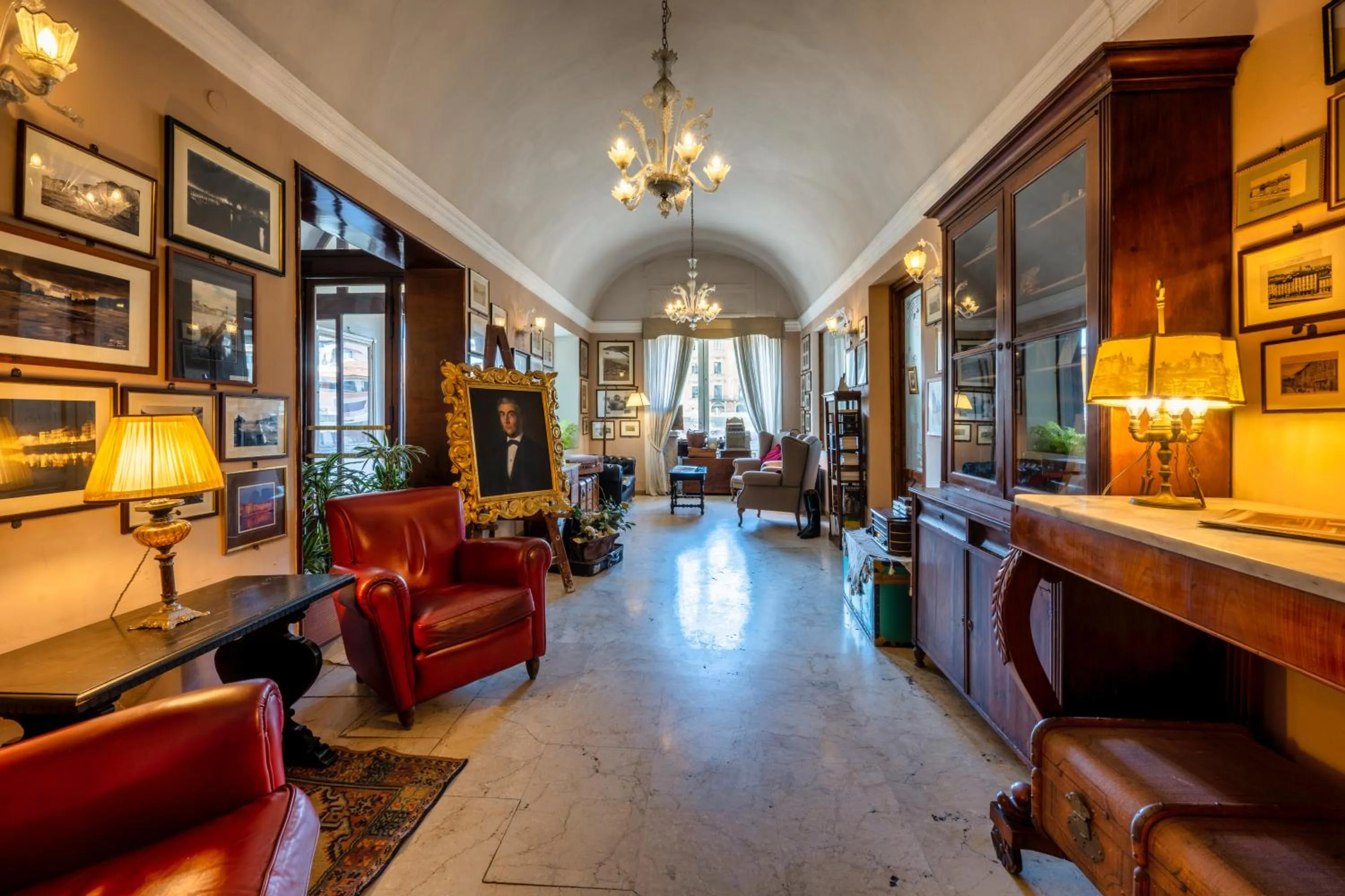 Communal lounge/ TV room in Royal Victoria Hotel