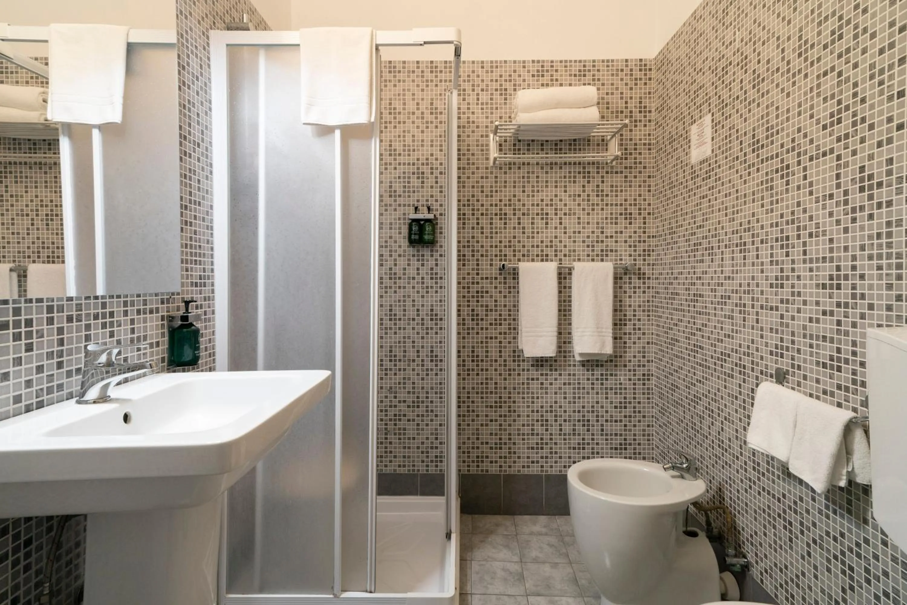 Shower in Hotel Astoria