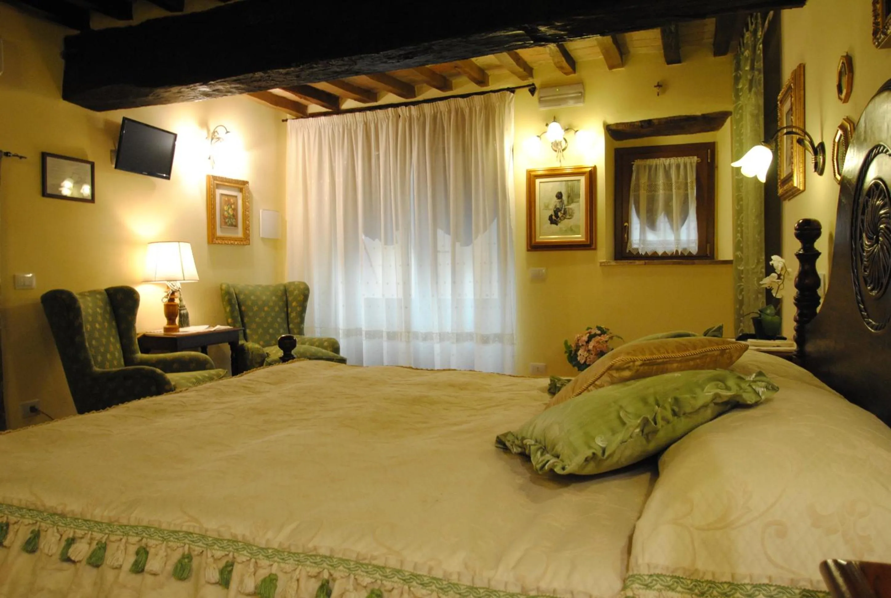 Bedroom, Bed in Torre Sangiovanni Albergo e Ristorante da Rosary