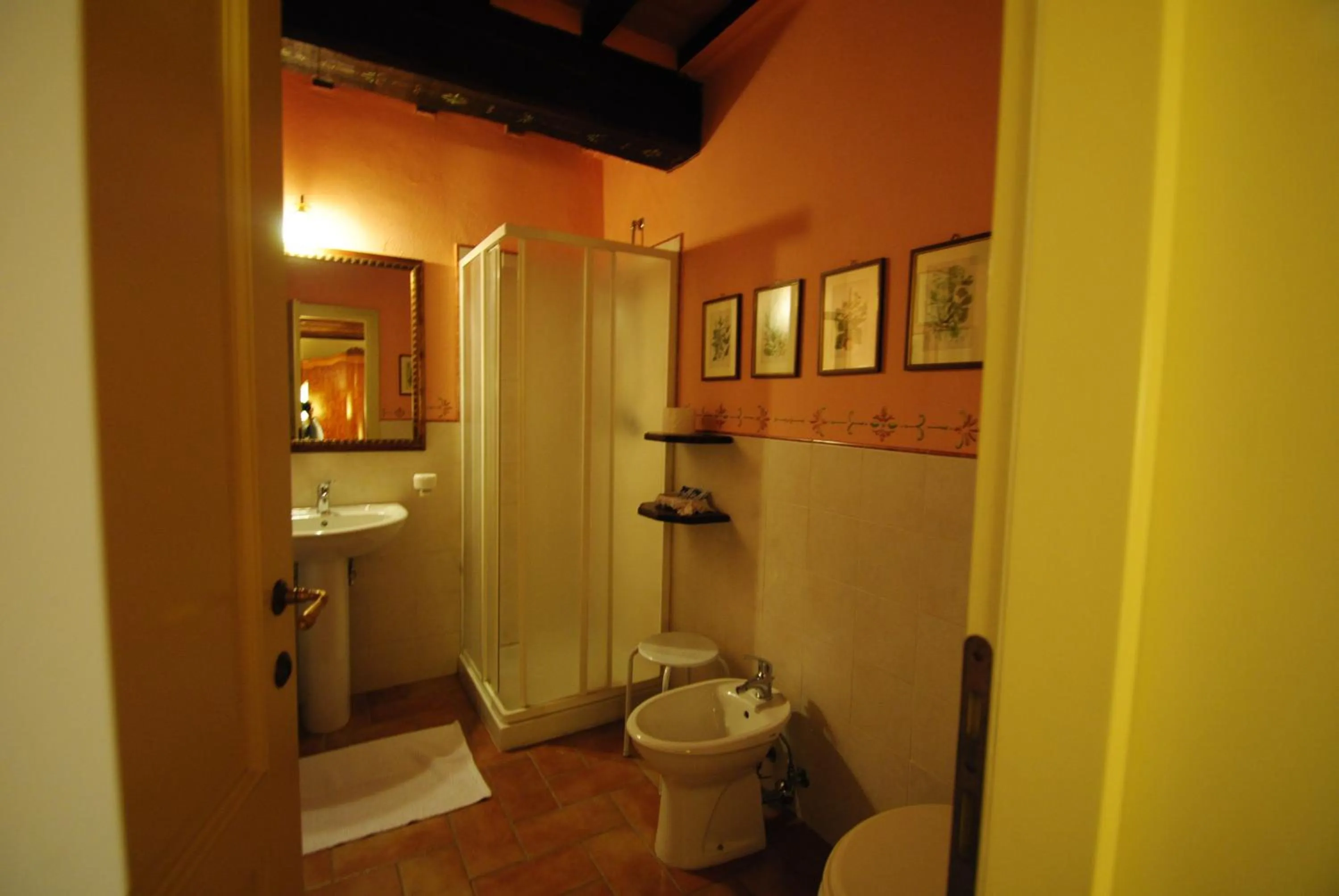 Bathroom in Torre Sangiovanni Albergo e Ristorante da Rosary