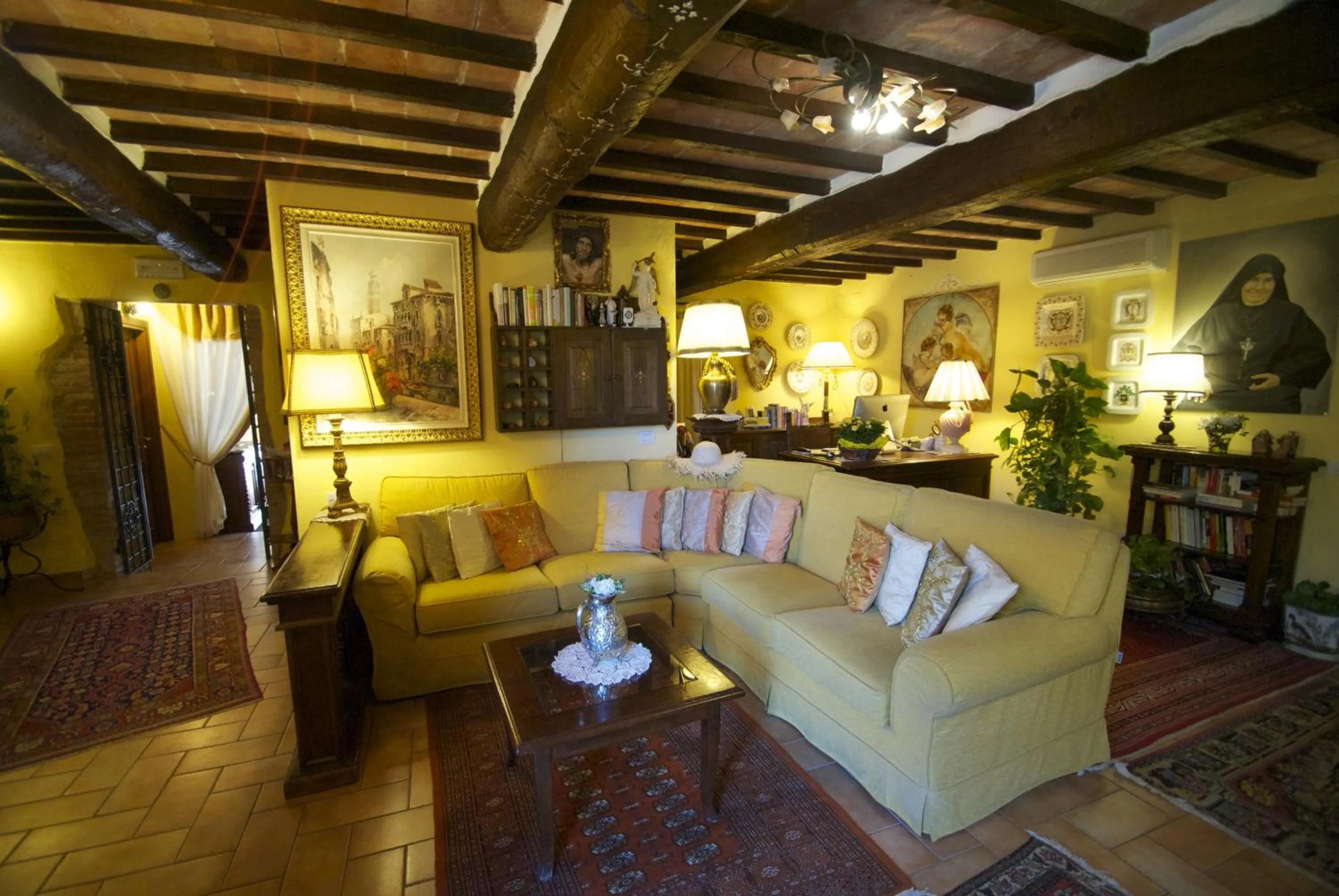 Lobby or reception in Torre Sangiovanni Albergo e Ristorante da Rosary