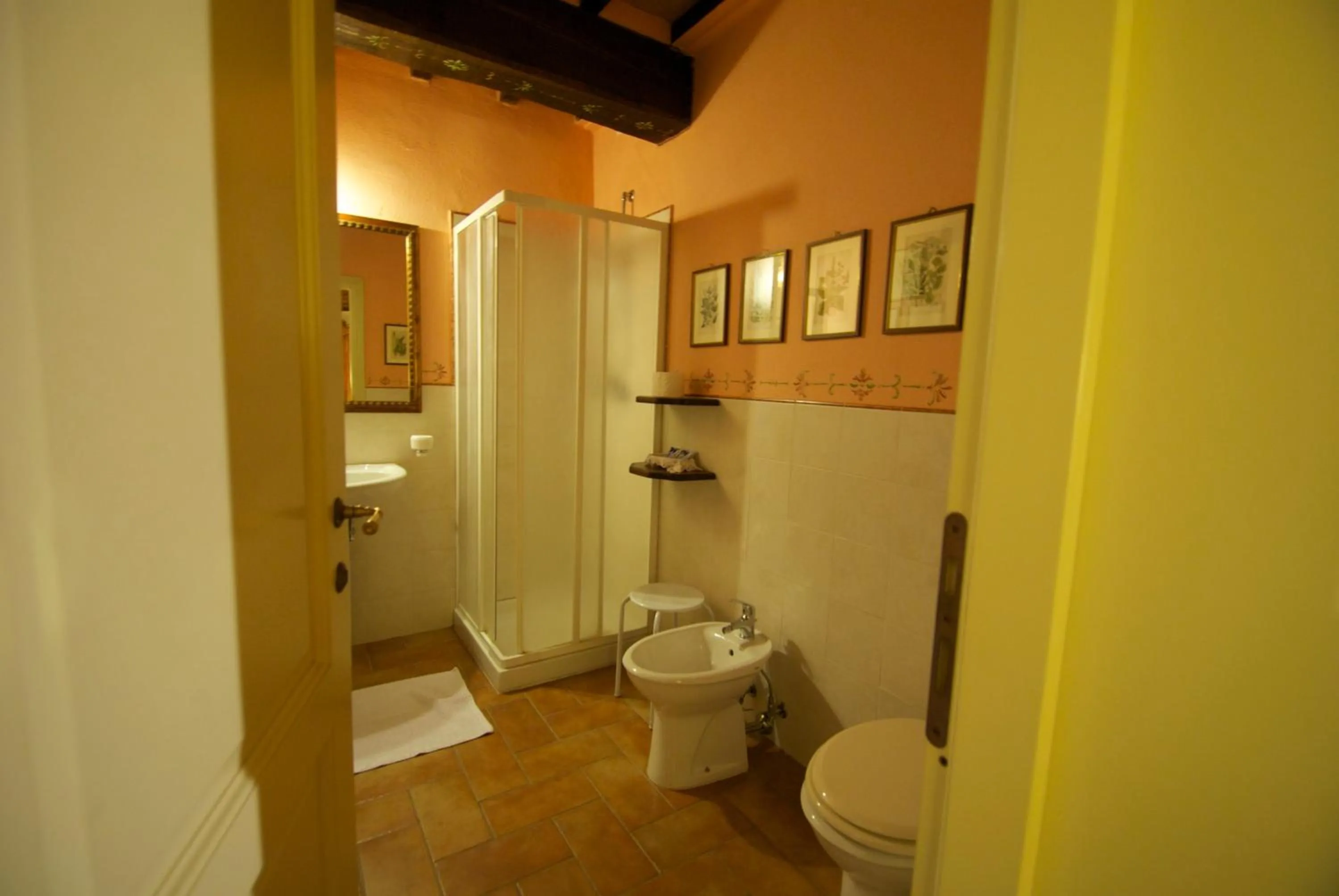 Bathroom in Torre Sangiovanni Albergo e Ristorante da Rosary
