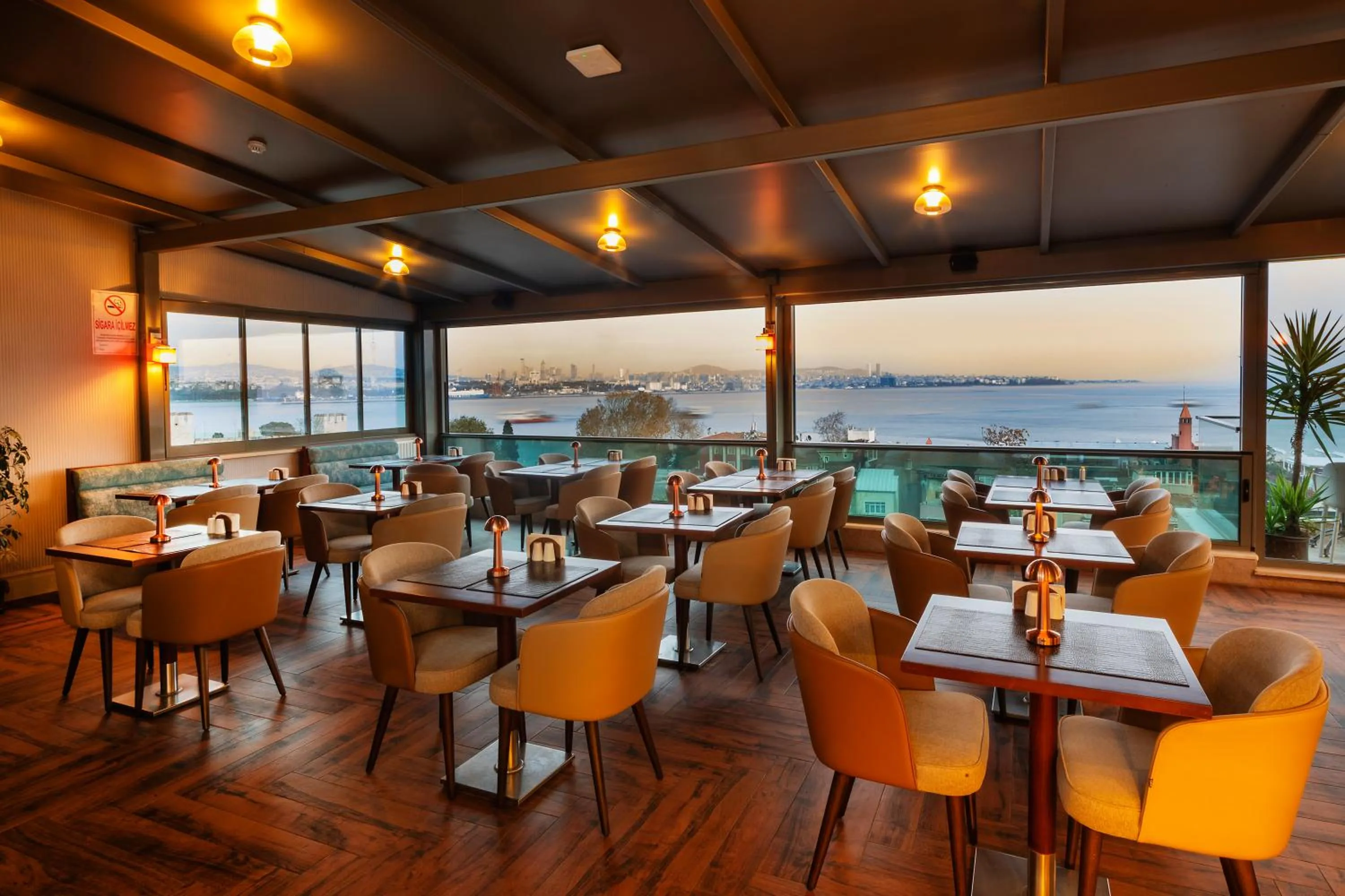 Restaurant/places to eat in Triton Hotel