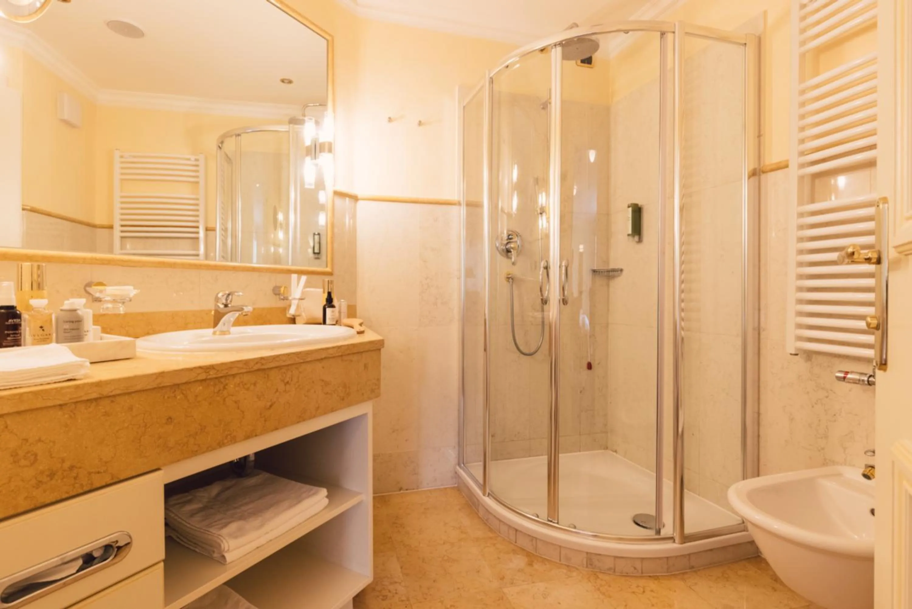 Shower in Alpenpalace Luxury Hideaway & Spa Retreat