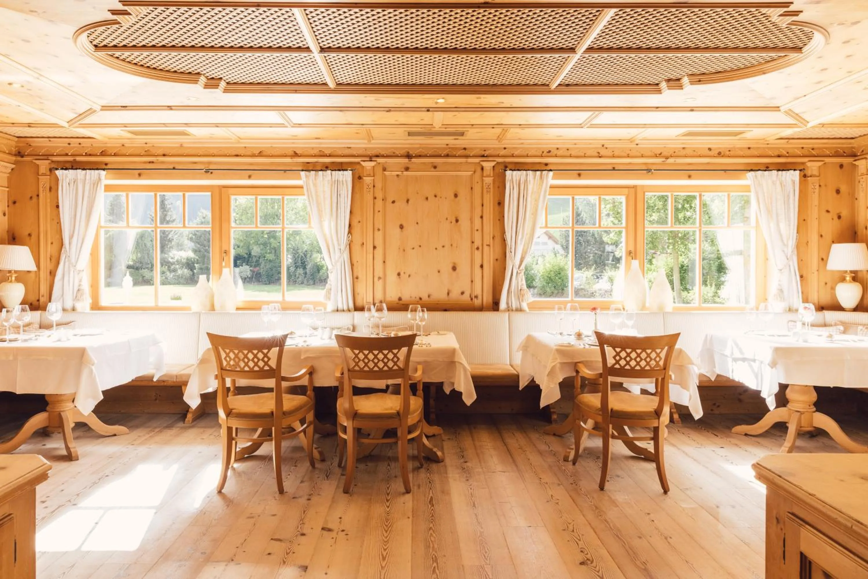 Restaurant/places to eat in Alpenpalace Luxury Hideaway & Spa Retreat