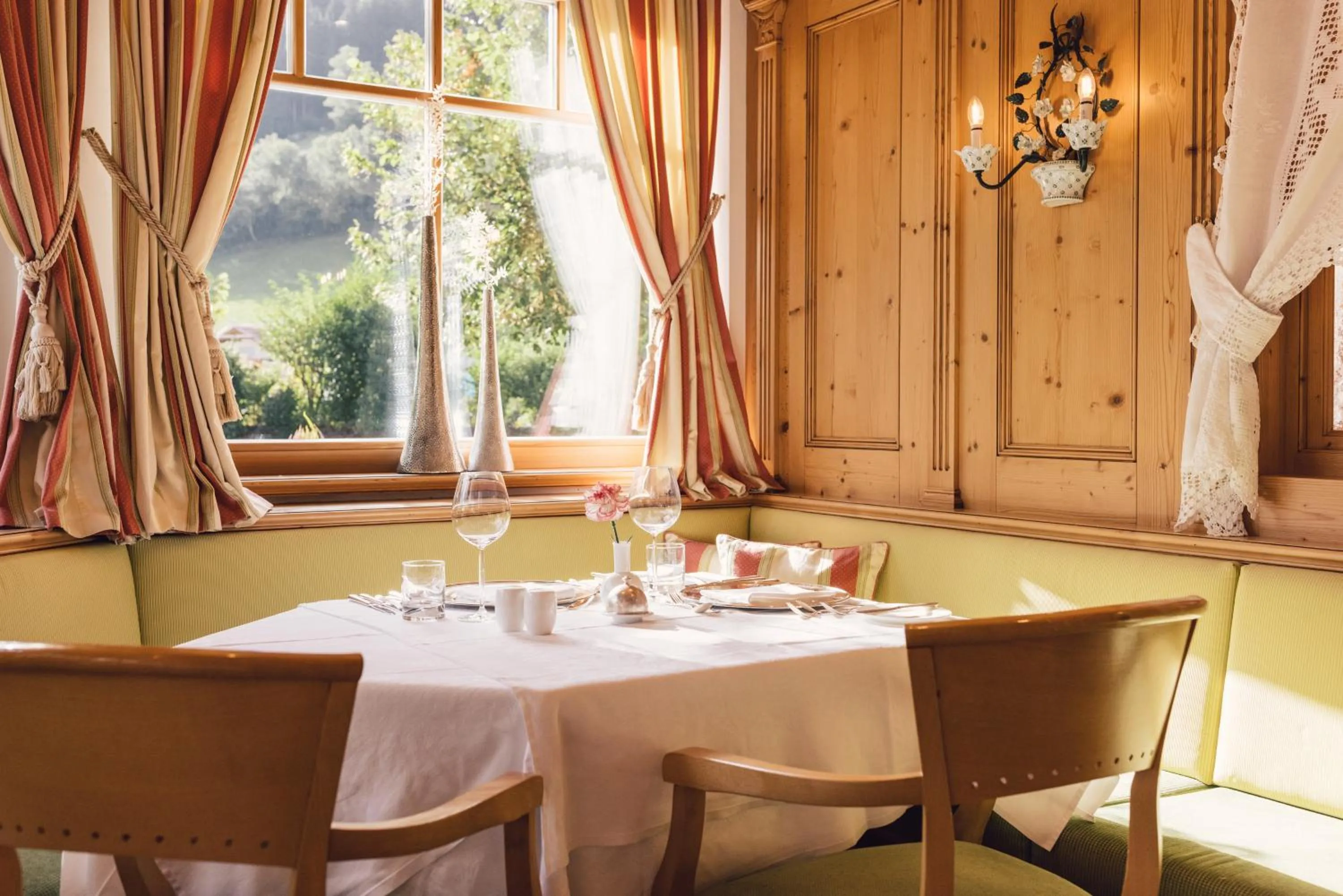 Restaurant/places to eat in Alpenpalace Luxury Hideaway & Spa Retreat