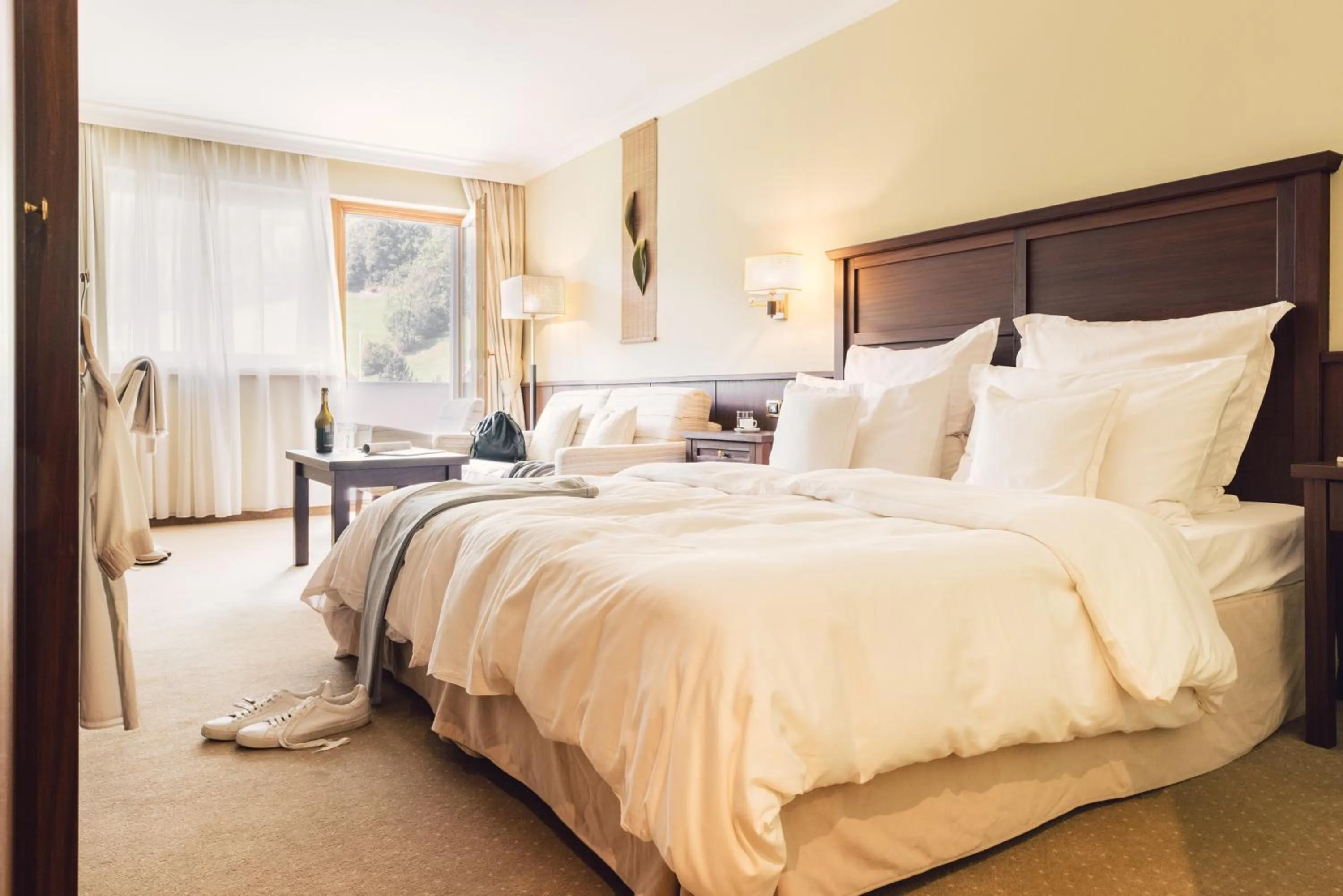 Bed in Alpenpalace Luxury Hideaway & Spa Retreat