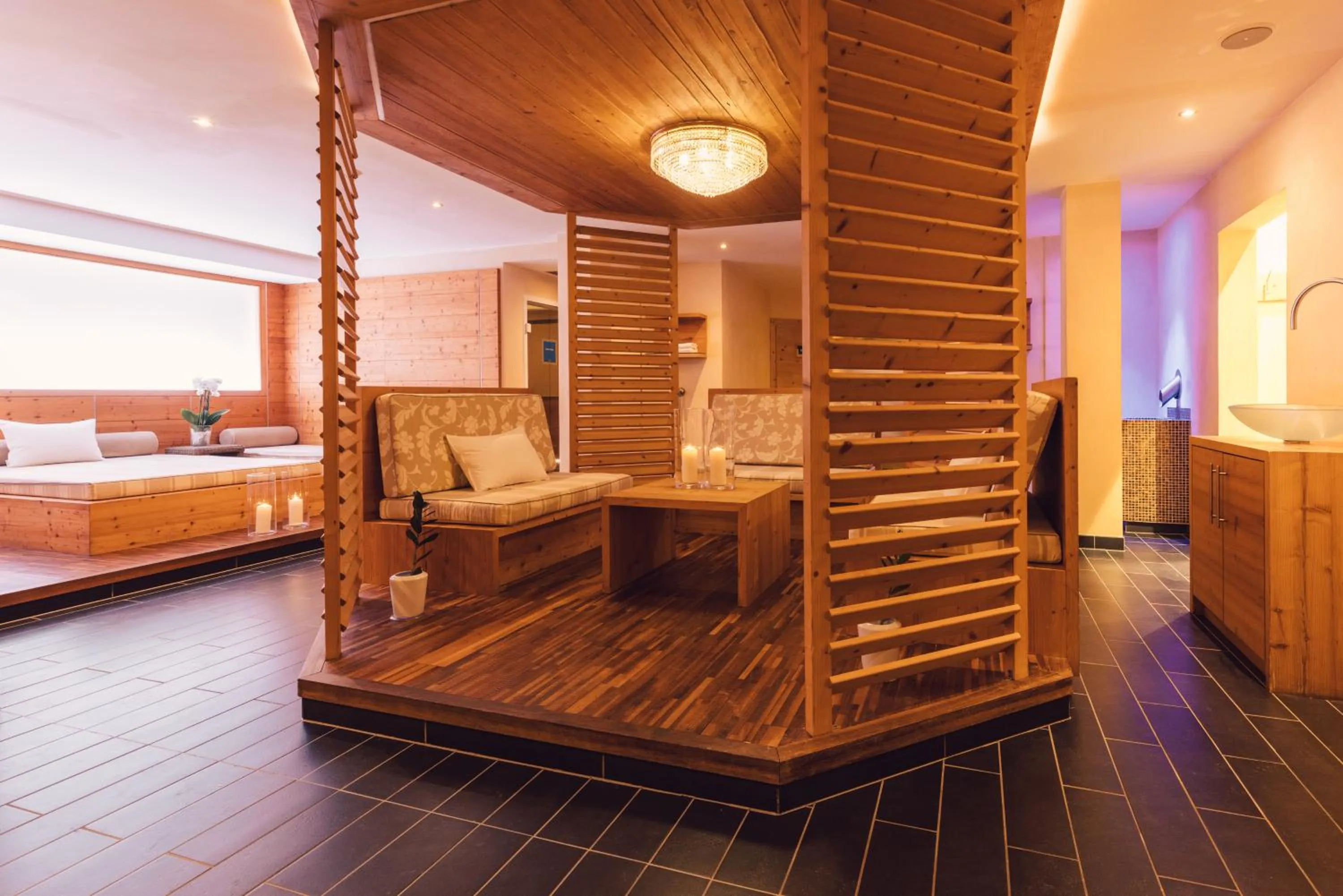 Massage, Bed in Alpenpalace Luxury Hideaway & Spa Retreat