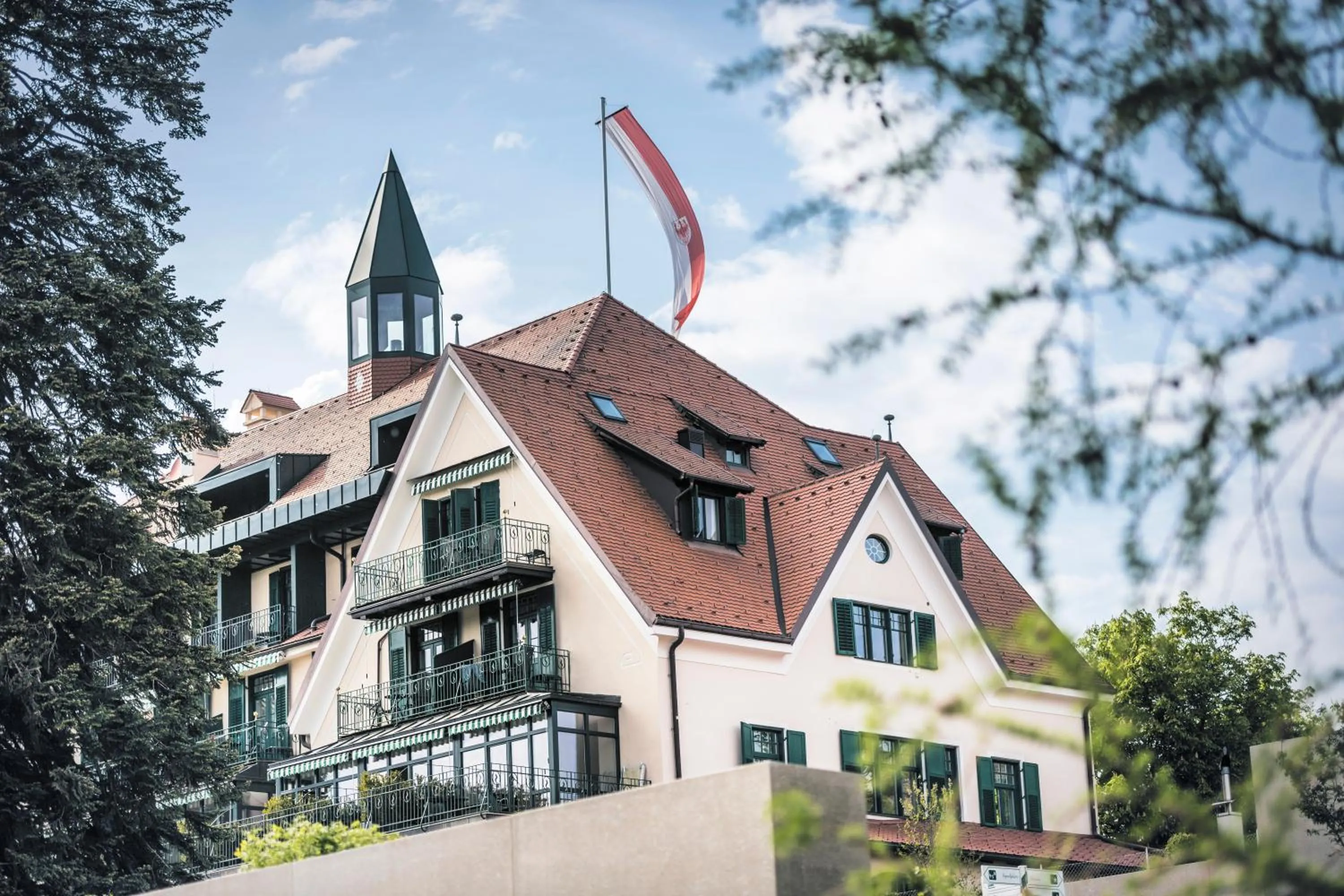 Property building in Parkhotel Holzner