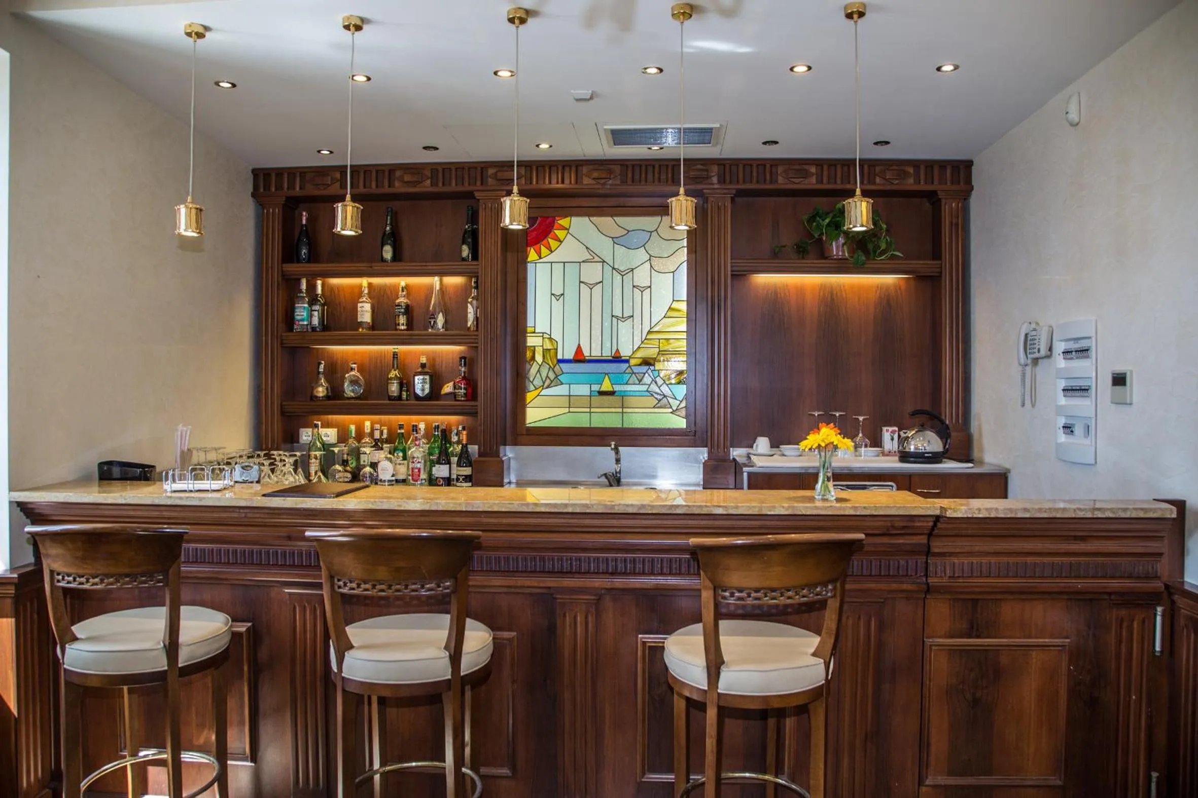 Lounge or bar in Livingston Hotel