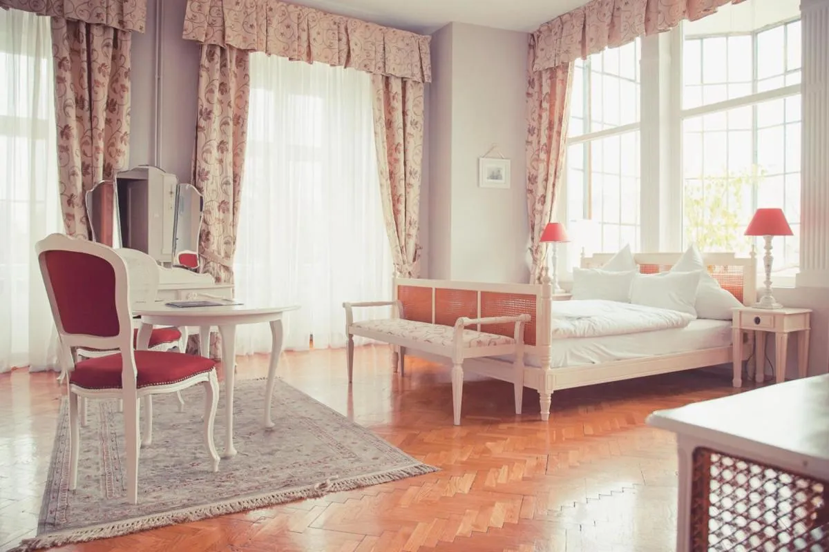 Living room, Bed in Pałac Brunów - Wellness & SPA