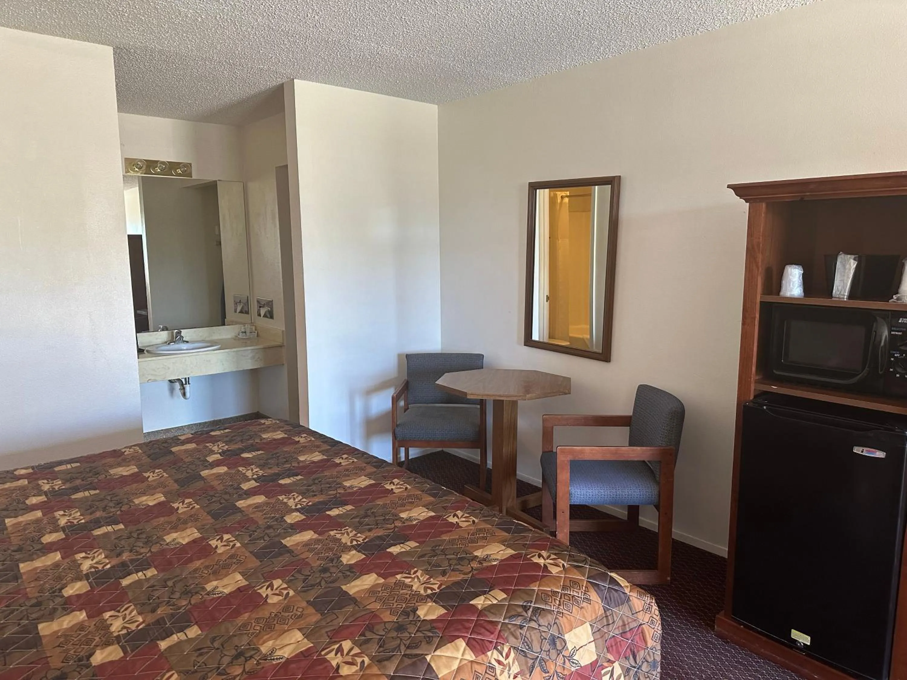 Bed in Windcrest Inn and Suites