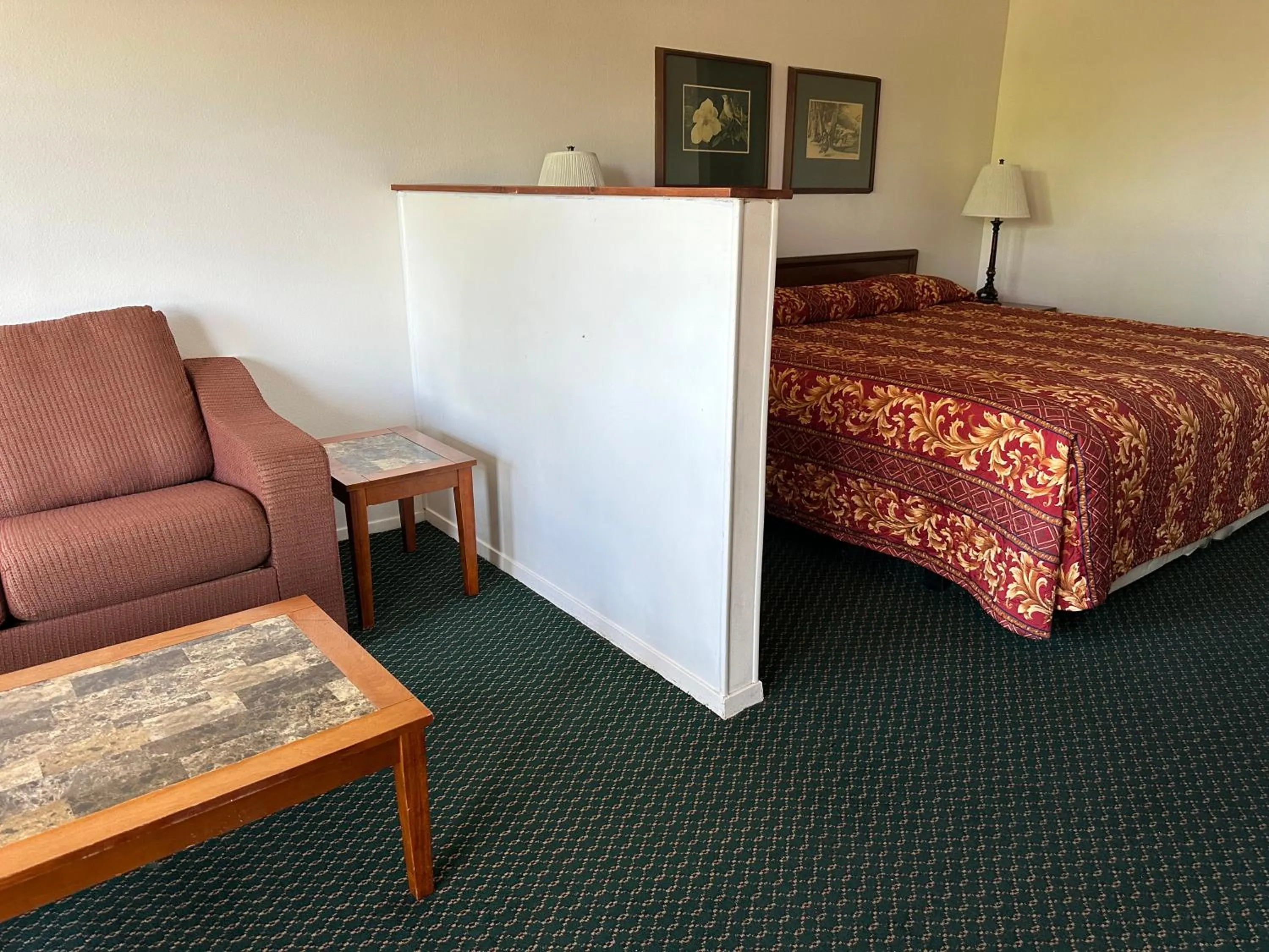 Bed in Windcrest Inn and Suites