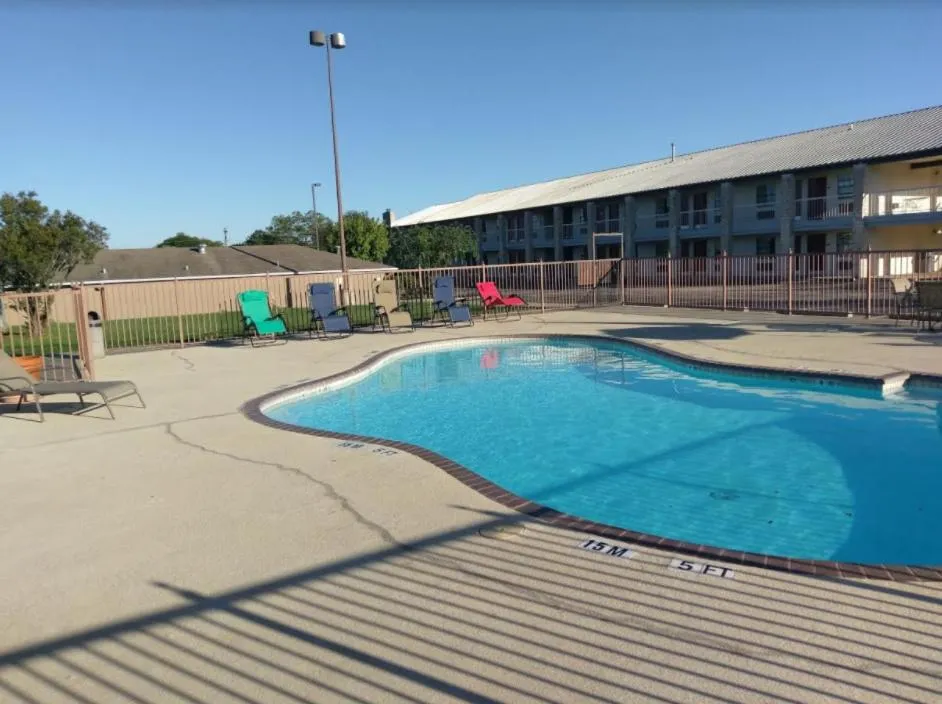 Swimming pool in Windcrest Inn and Suites