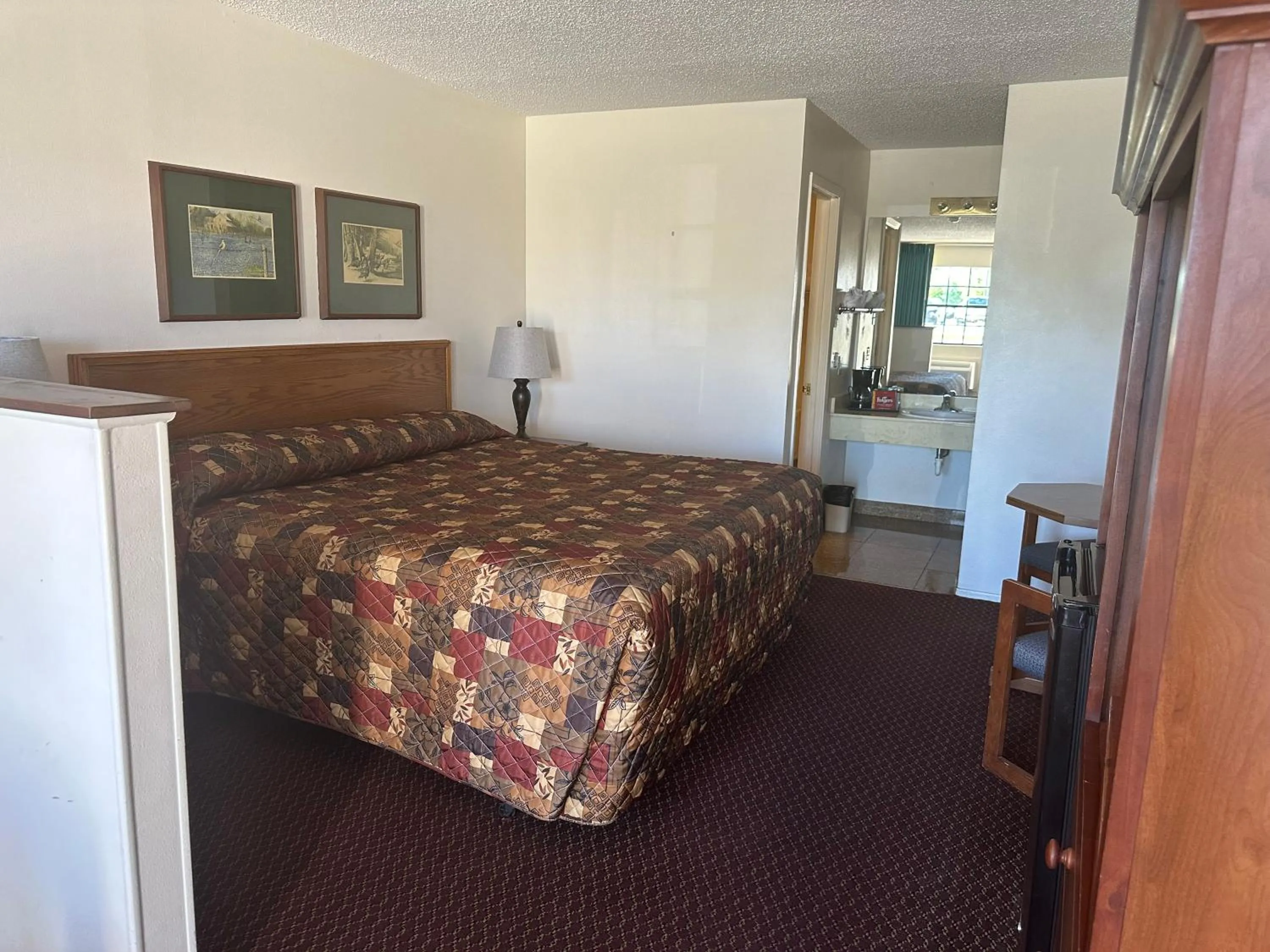 Bed in Windcrest Inn and Suites