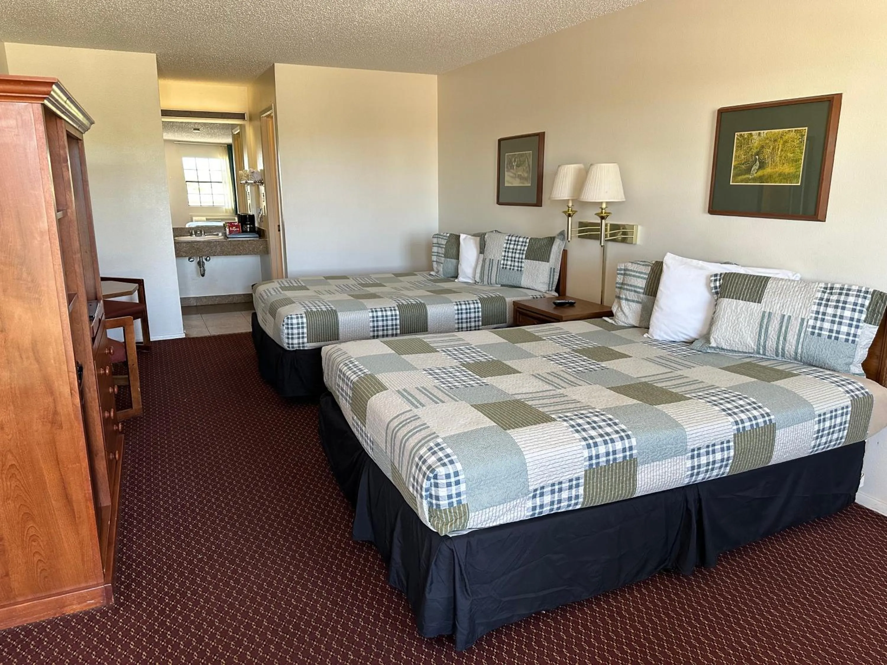 Bed in Windcrest Inn and Suites