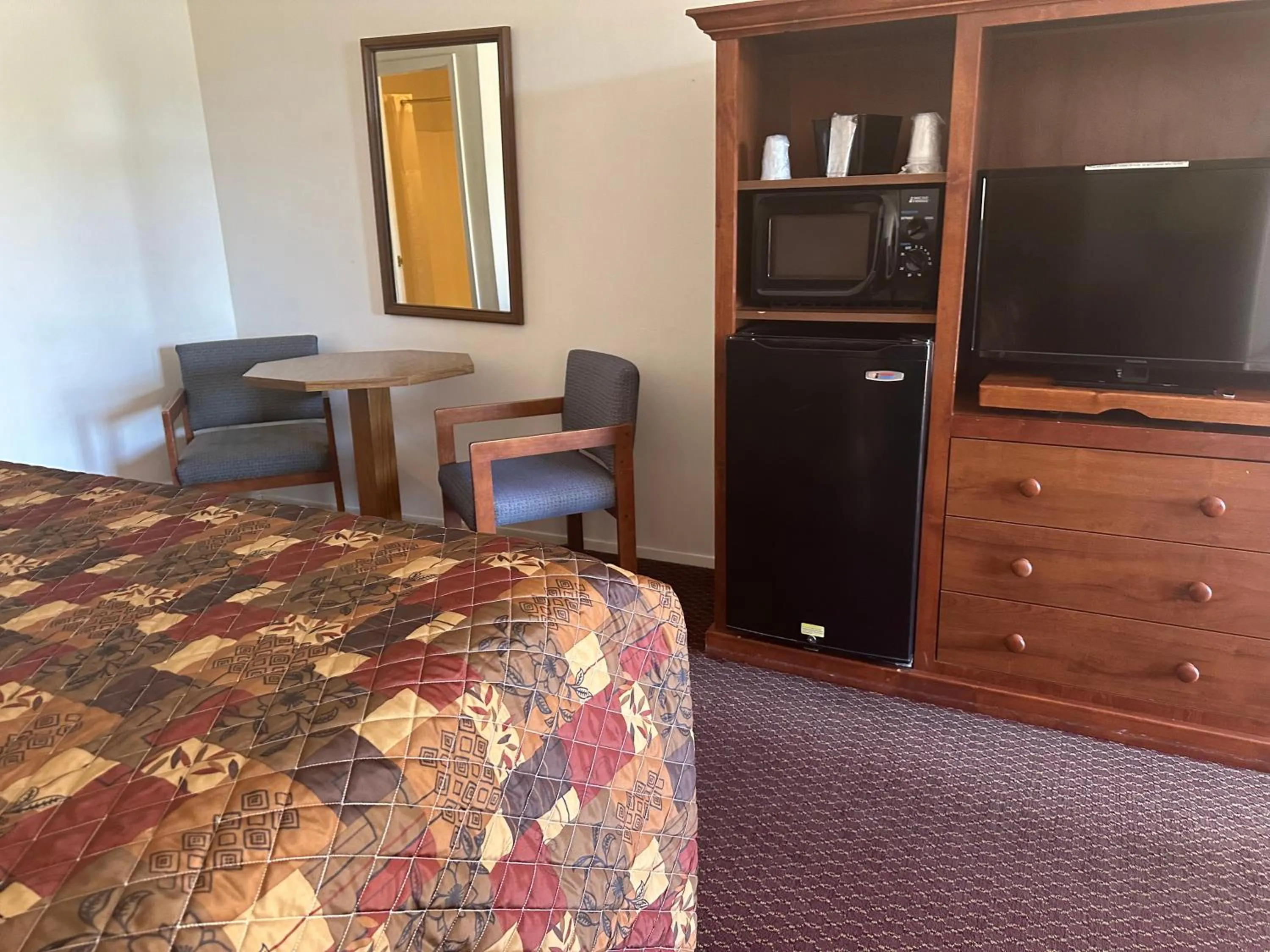 Bed in Windcrest Inn and Suites