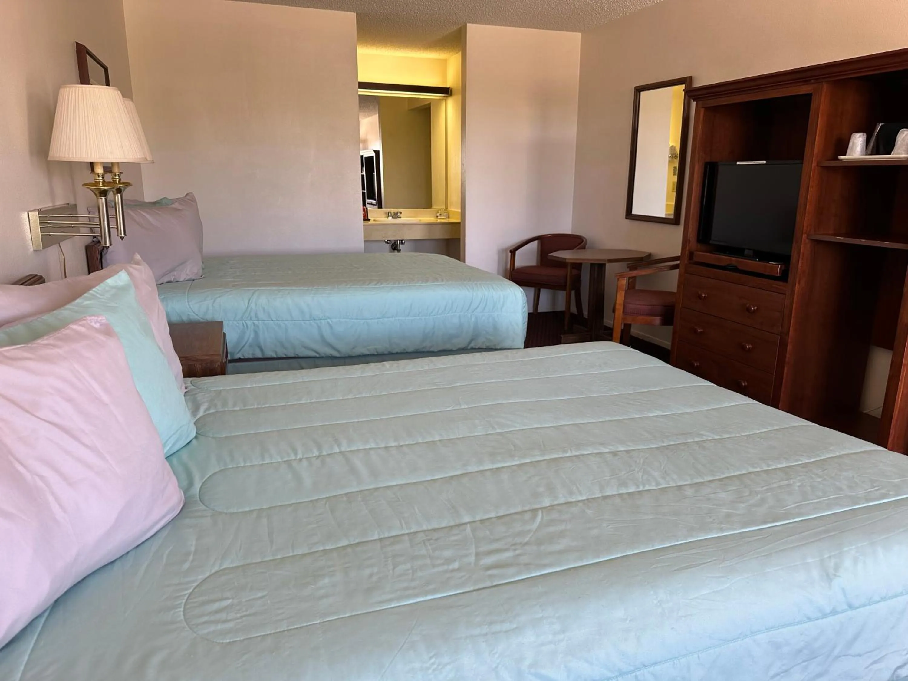 Bed in Windcrest Inn and Suites