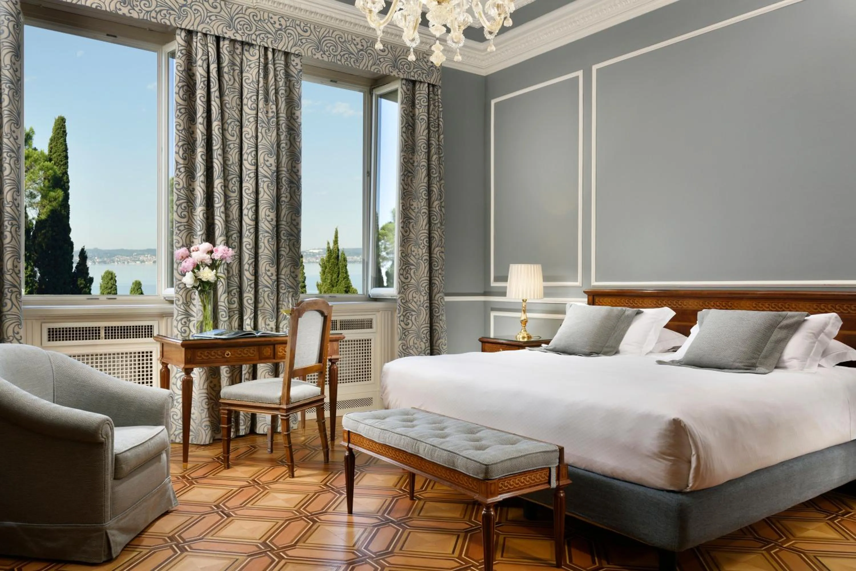 Bed in Villa Cortine Palace Relais Chateaux