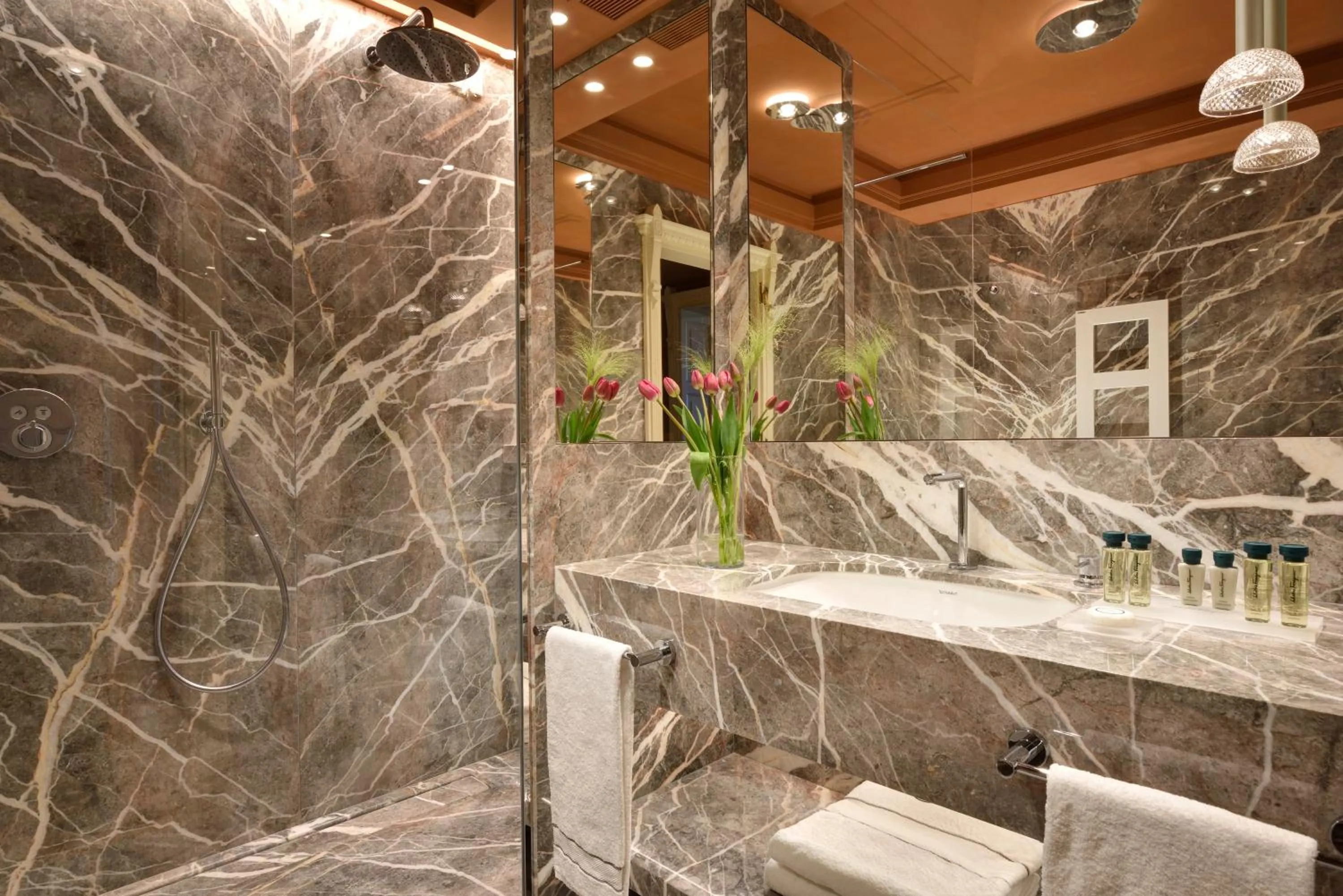 Bathroom in Villa Cortine Palace Relais Chateaux