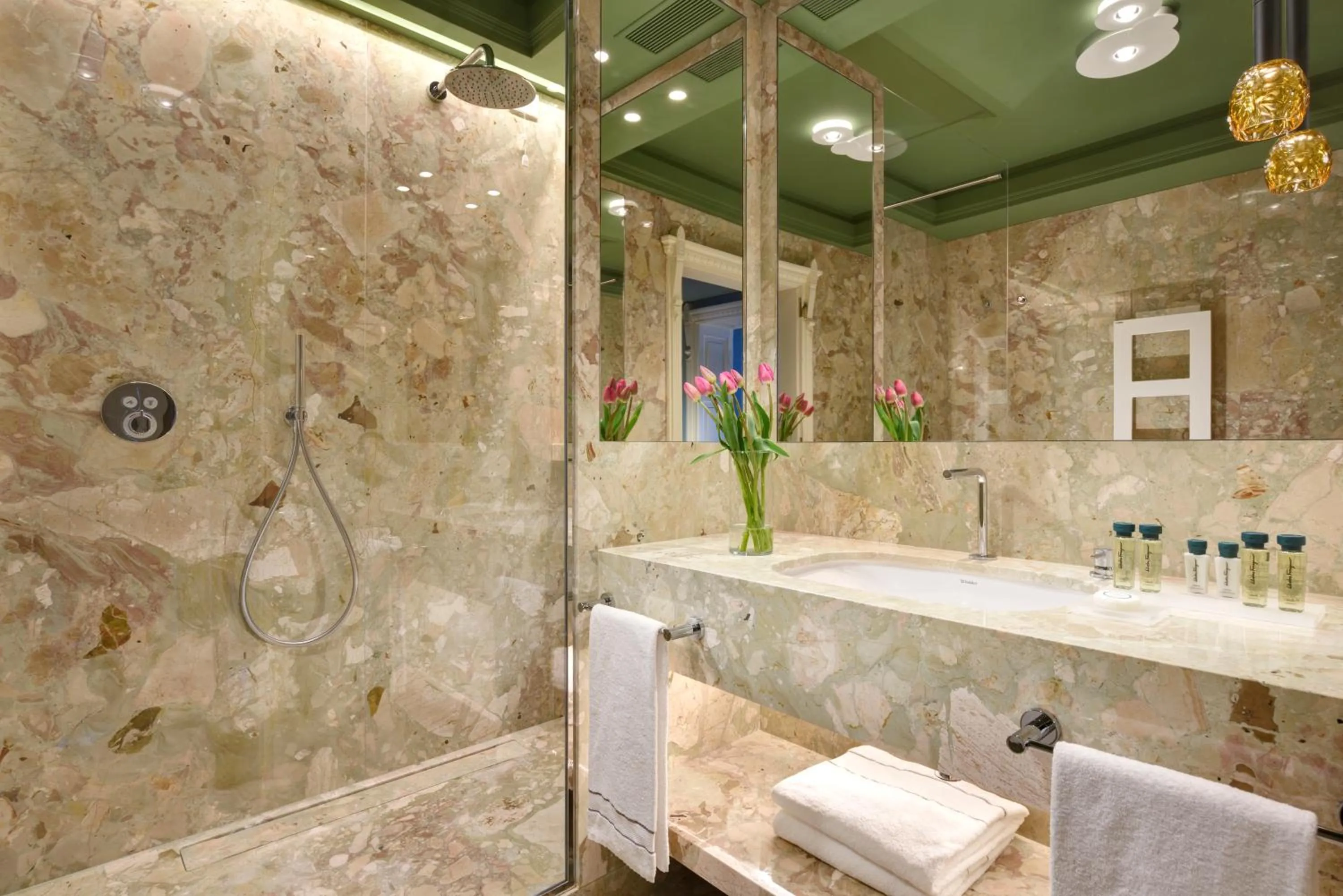 Bathroom in Villa Cortine Palace Relais Chateaux