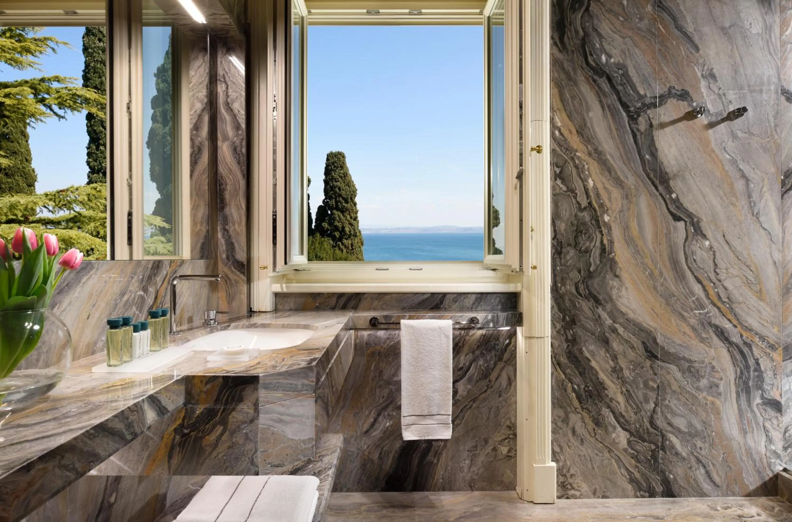 Bathroom in Villa Cortine Palace Relais Chateaux