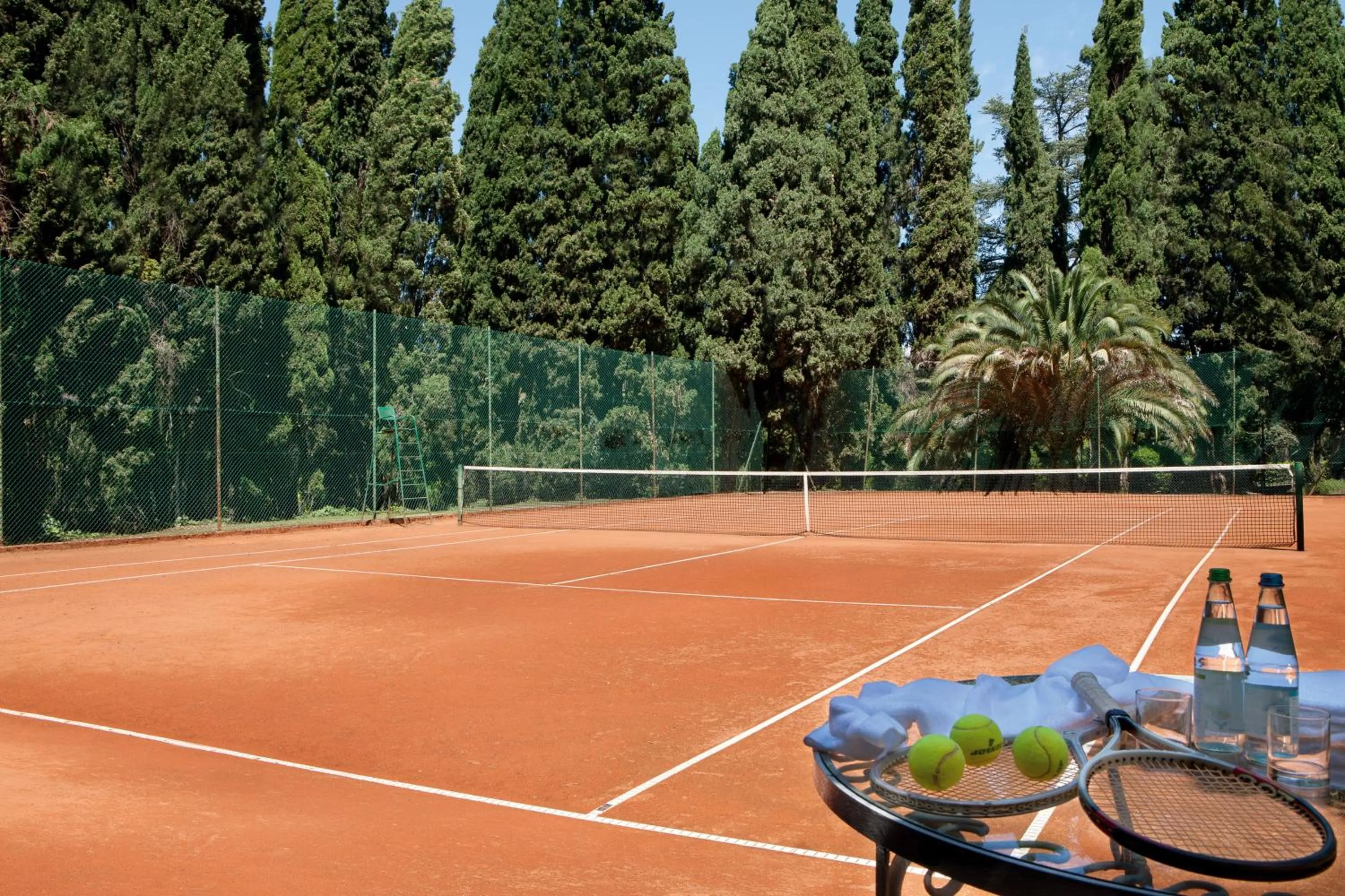 Tennis court in Villa Cortine Palace Relais Chateaux