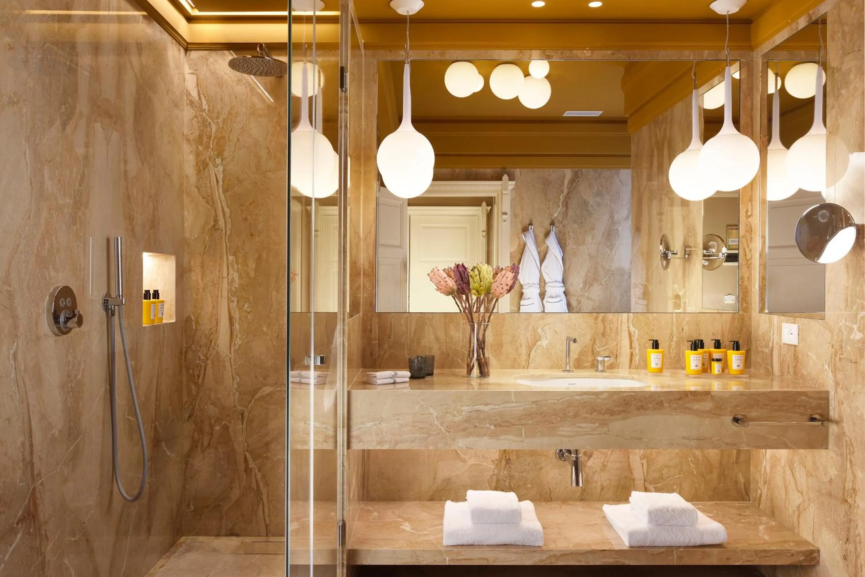 Bathroom in Villa Cortine Palace Relais Chateaux