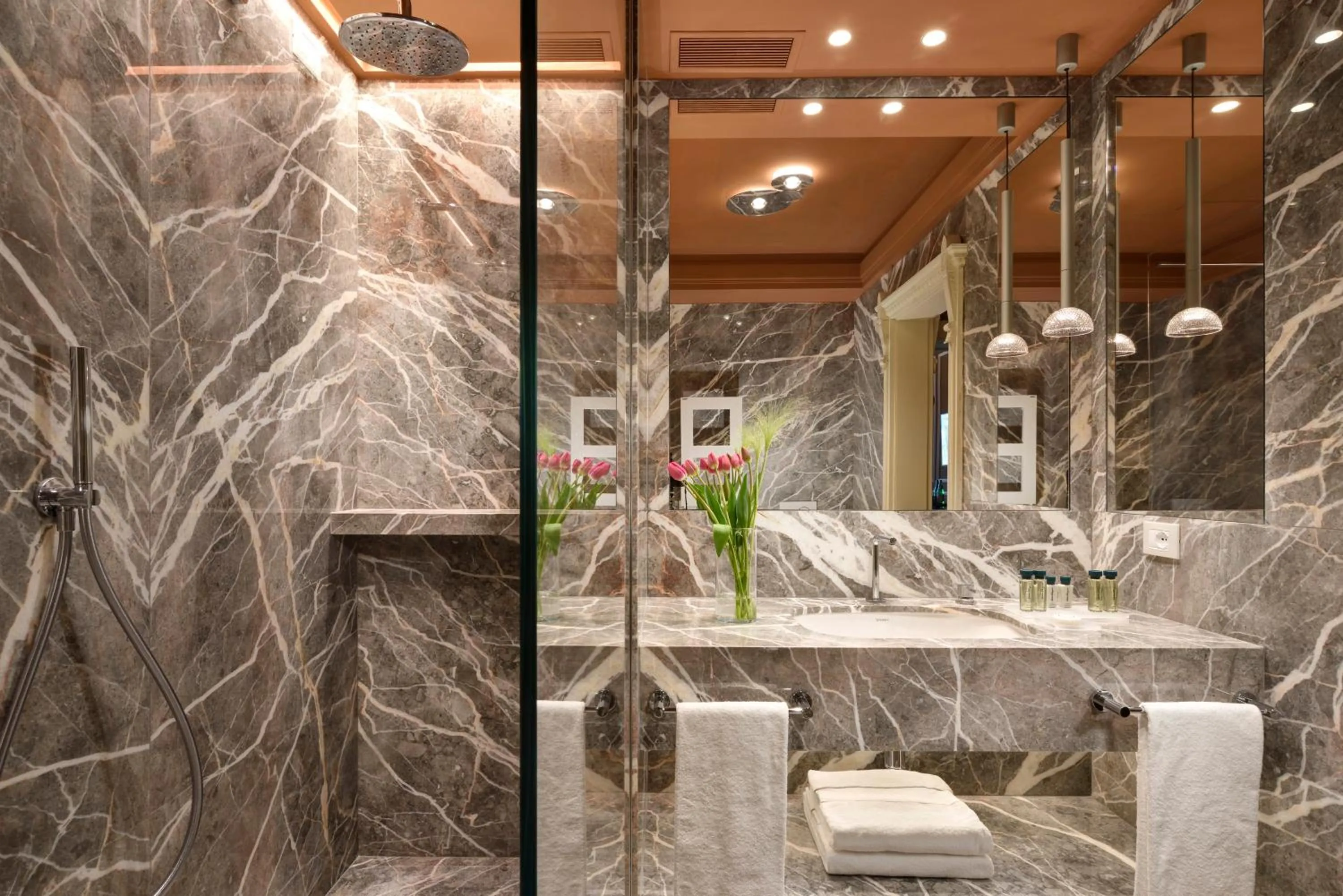 Bathroom in Villa Cortine Palace Relais Chateaux