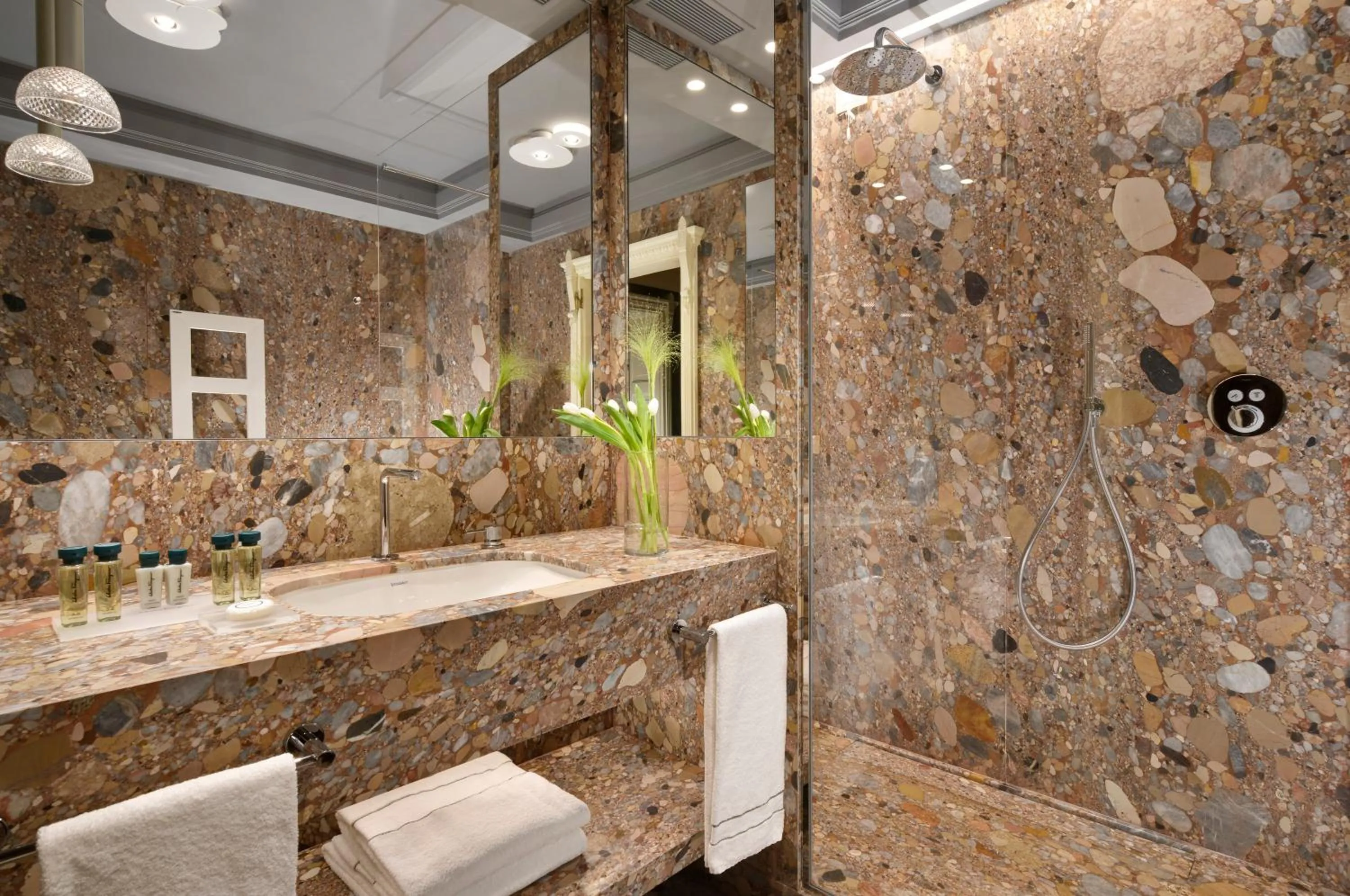 Bathroom in Villa Cortine Palace Relais Chateaux