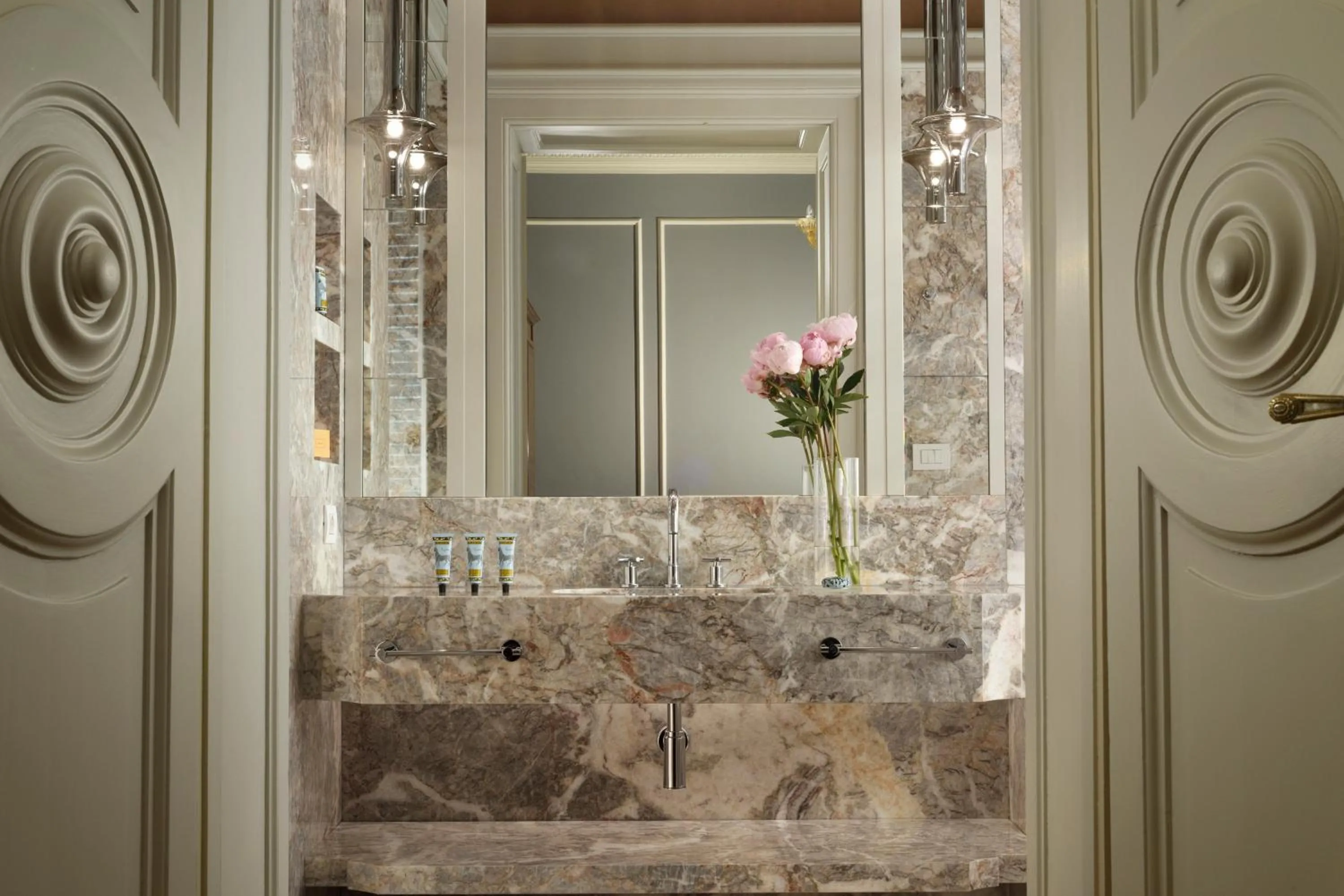 Bathroom in Villa Cortine Palace Relais Chateaux