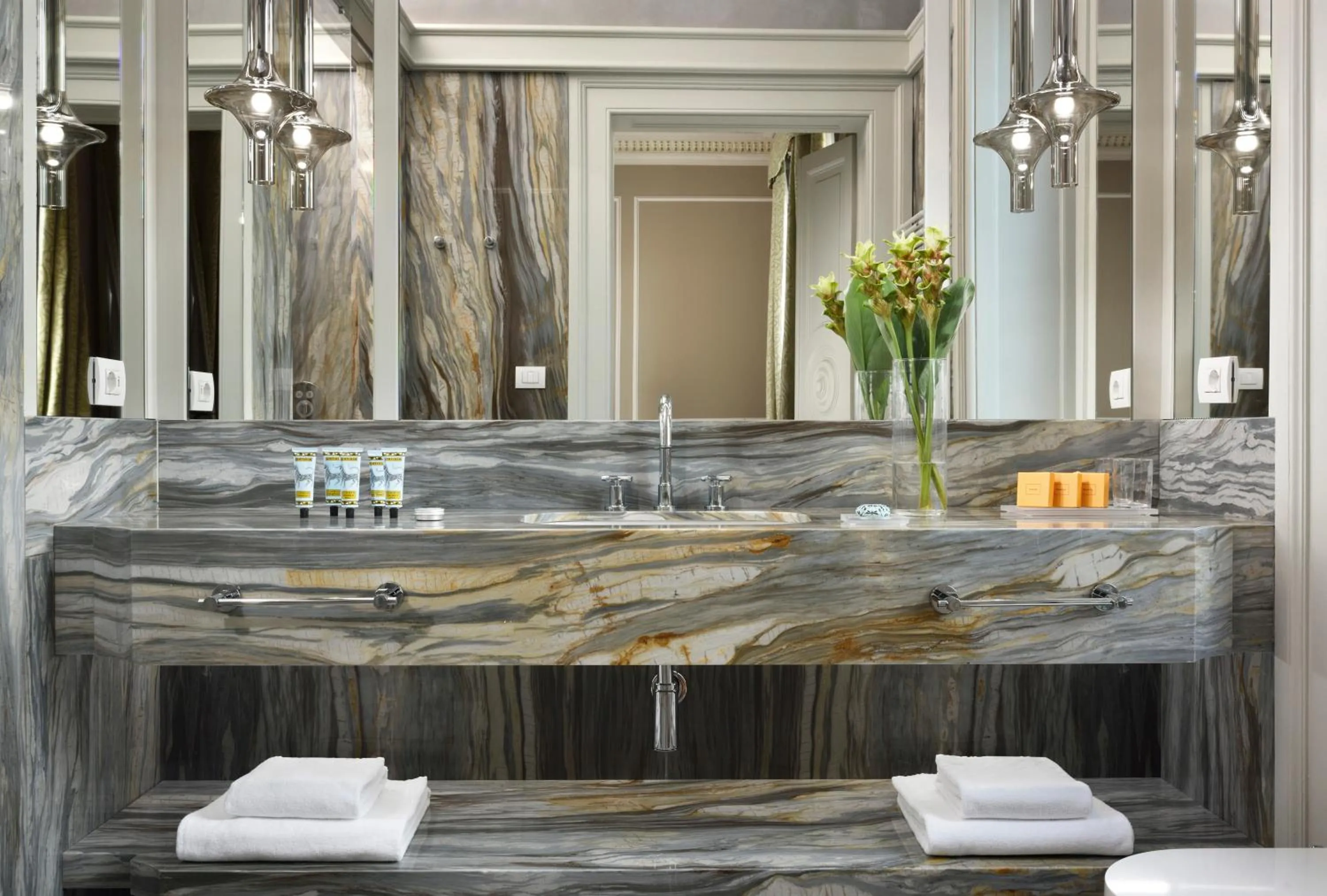 Bathroom in Villa Cortine Palace Relais Chateaux