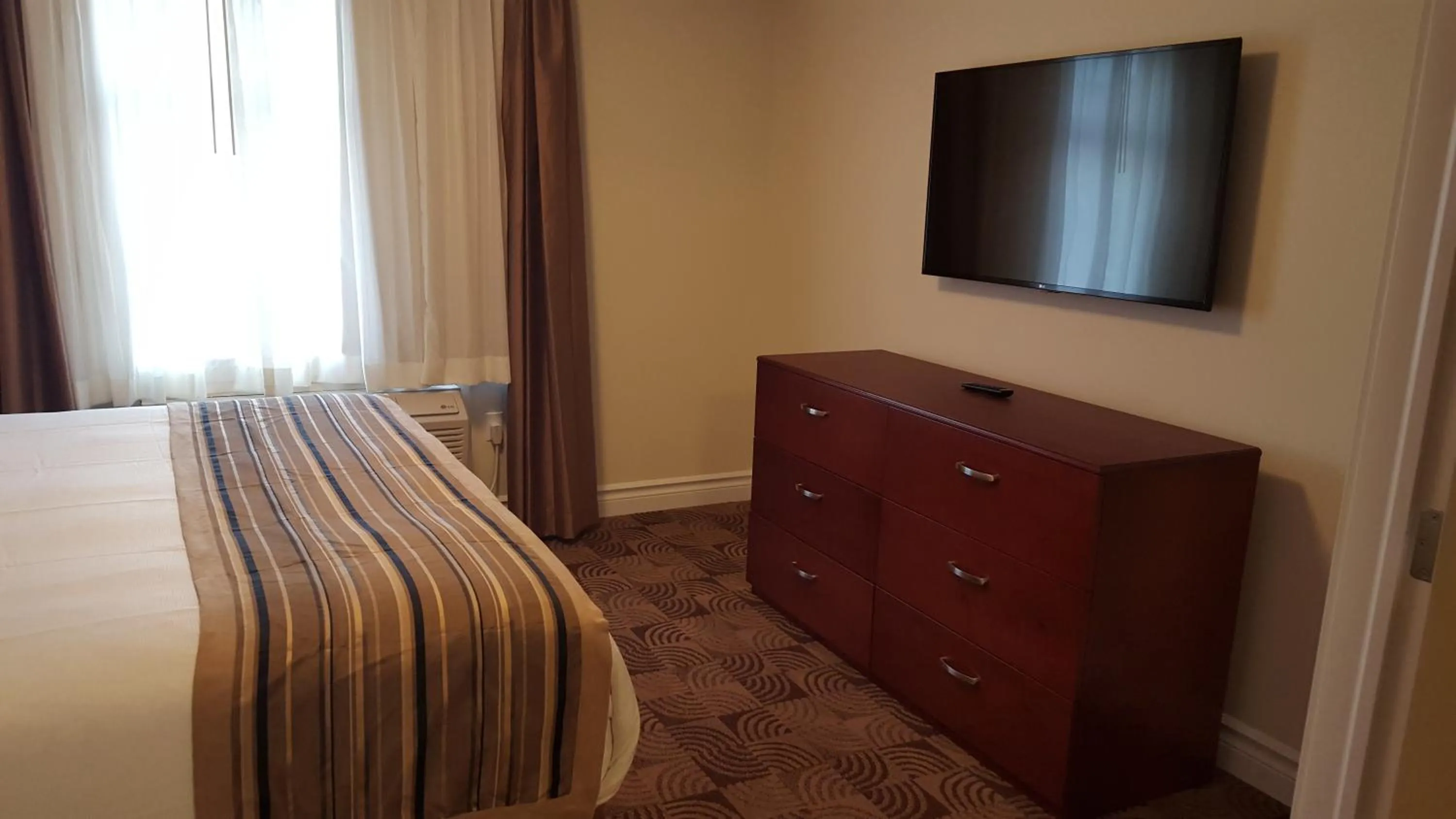 Bedroom, Bed in Kindersley Inn