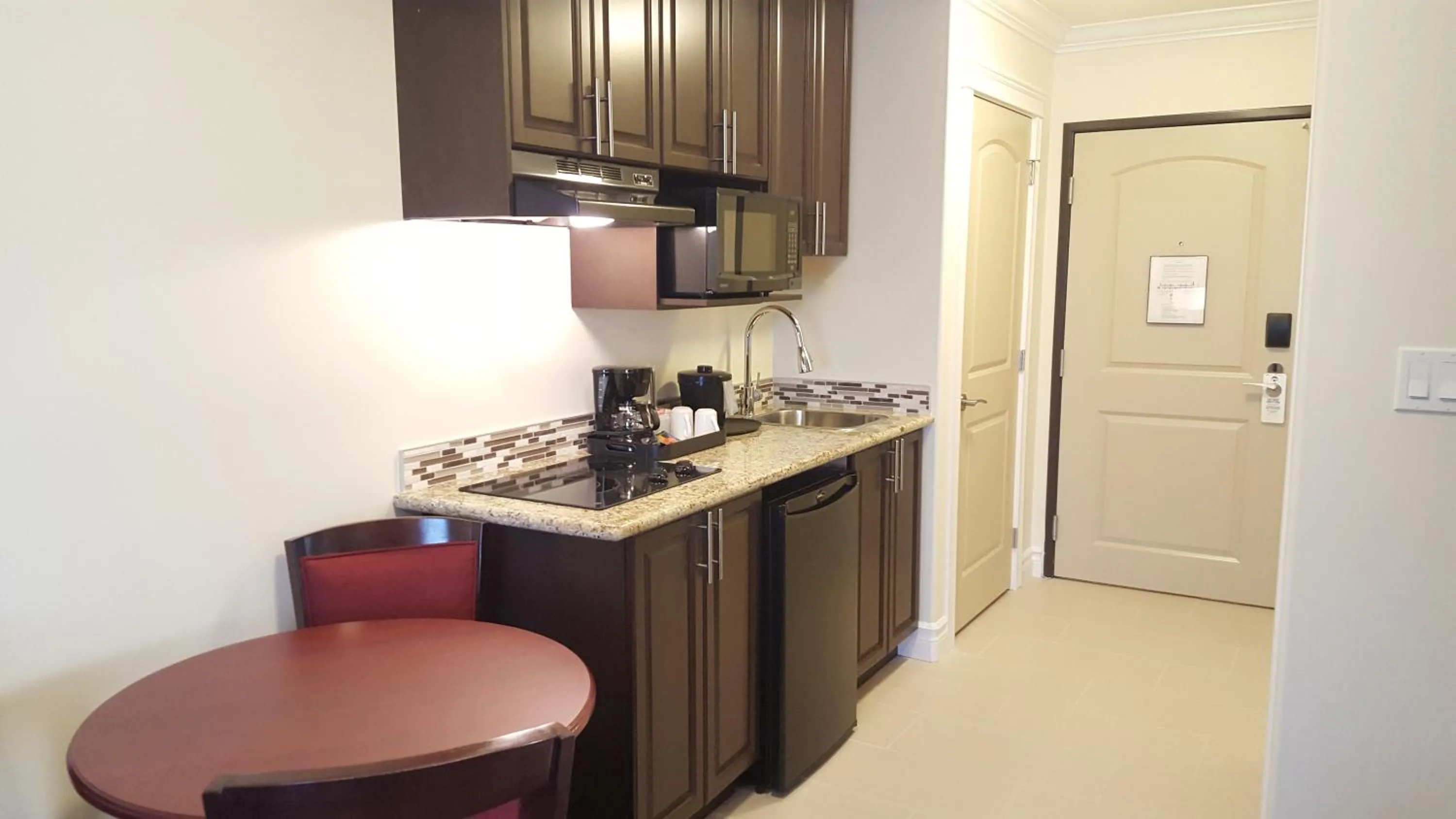 Coffee/tea facilities in Kindersley Inn