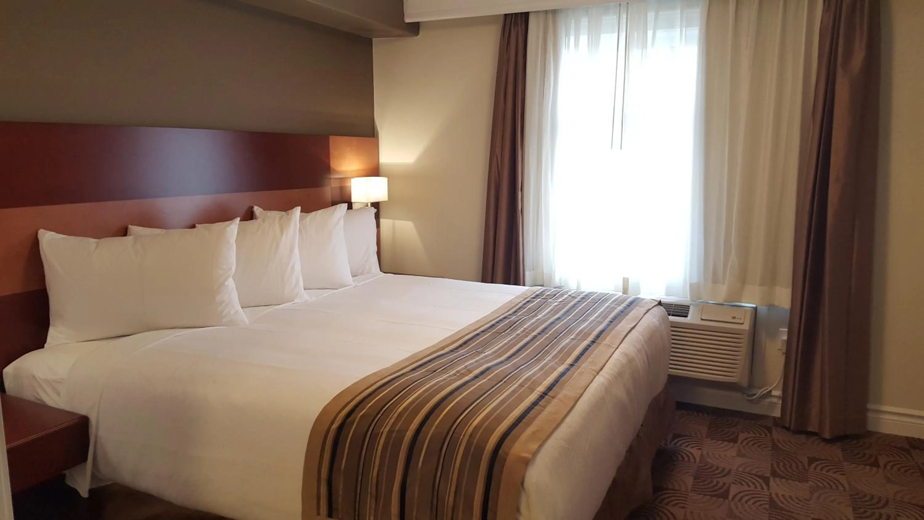 Bedroom, Bed in Kindersley Inn