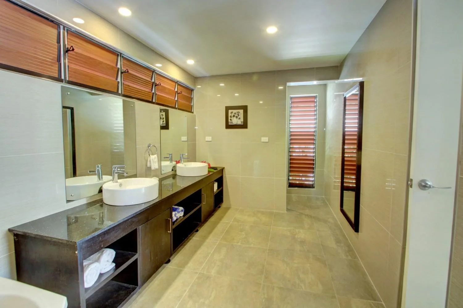 Bathroom in Parkside Nila Beach Resort