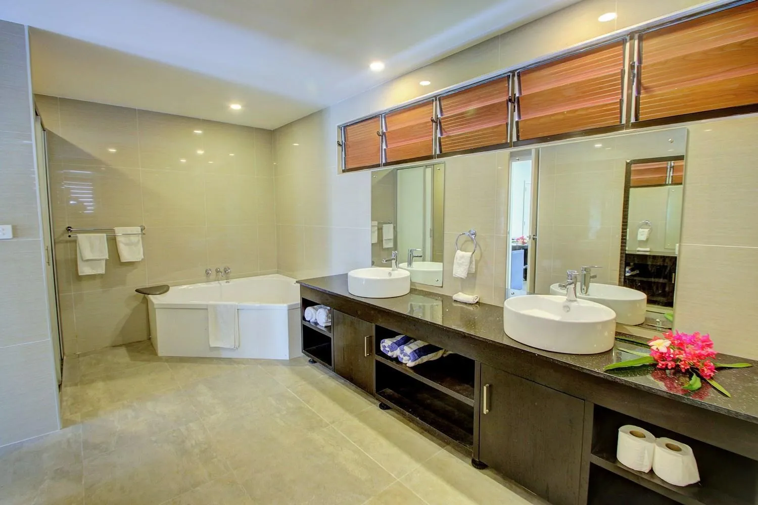Bathroom in Parkside Nila Beach Resort