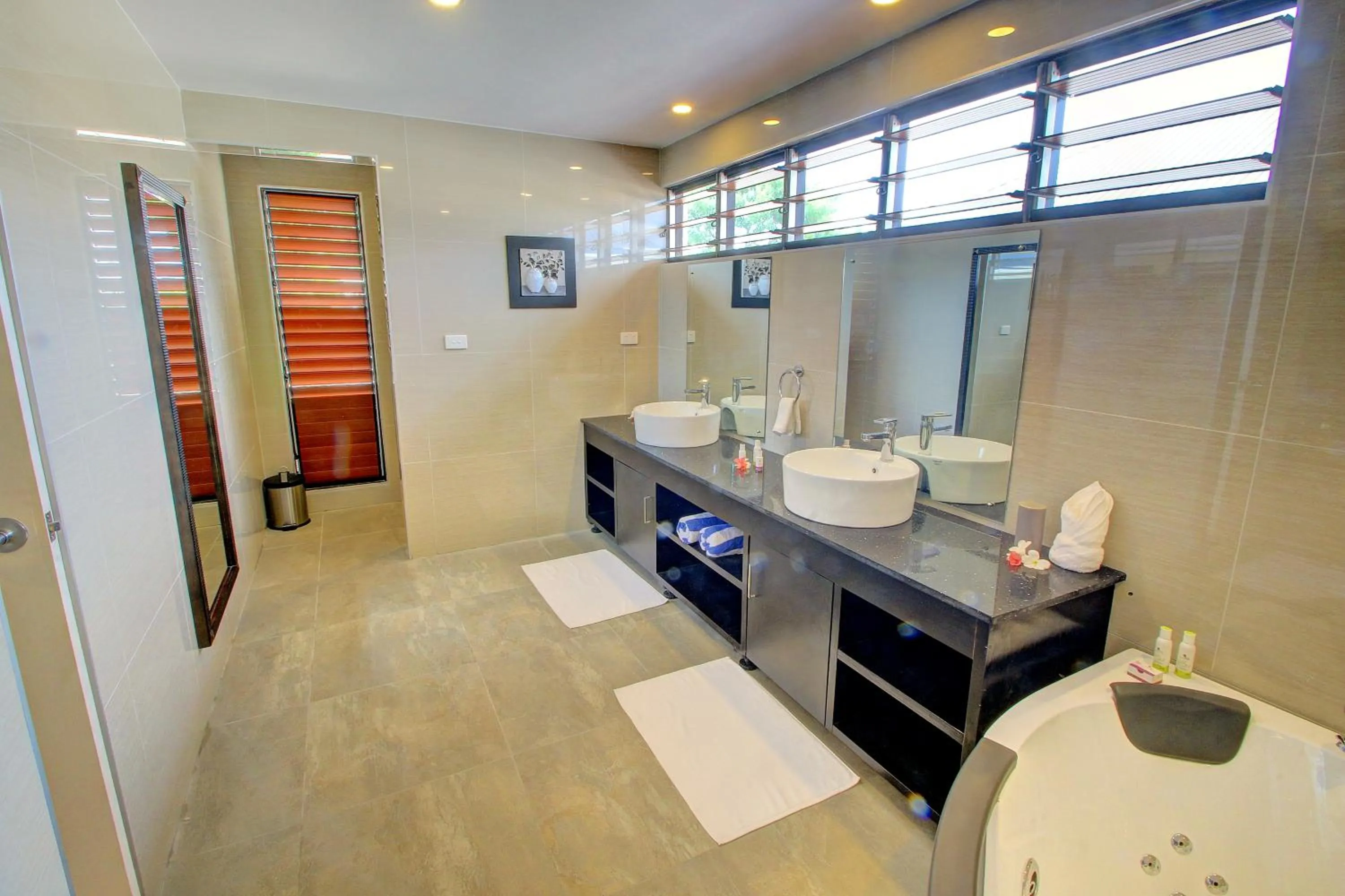 Bathroom in Parkside Nila Beach Resort