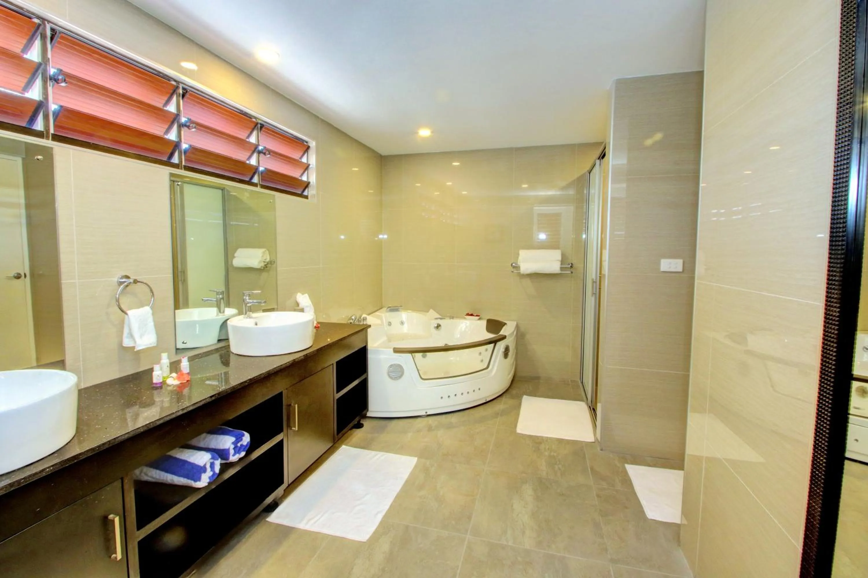 Bathroom in Parkside Nila Beach Resort