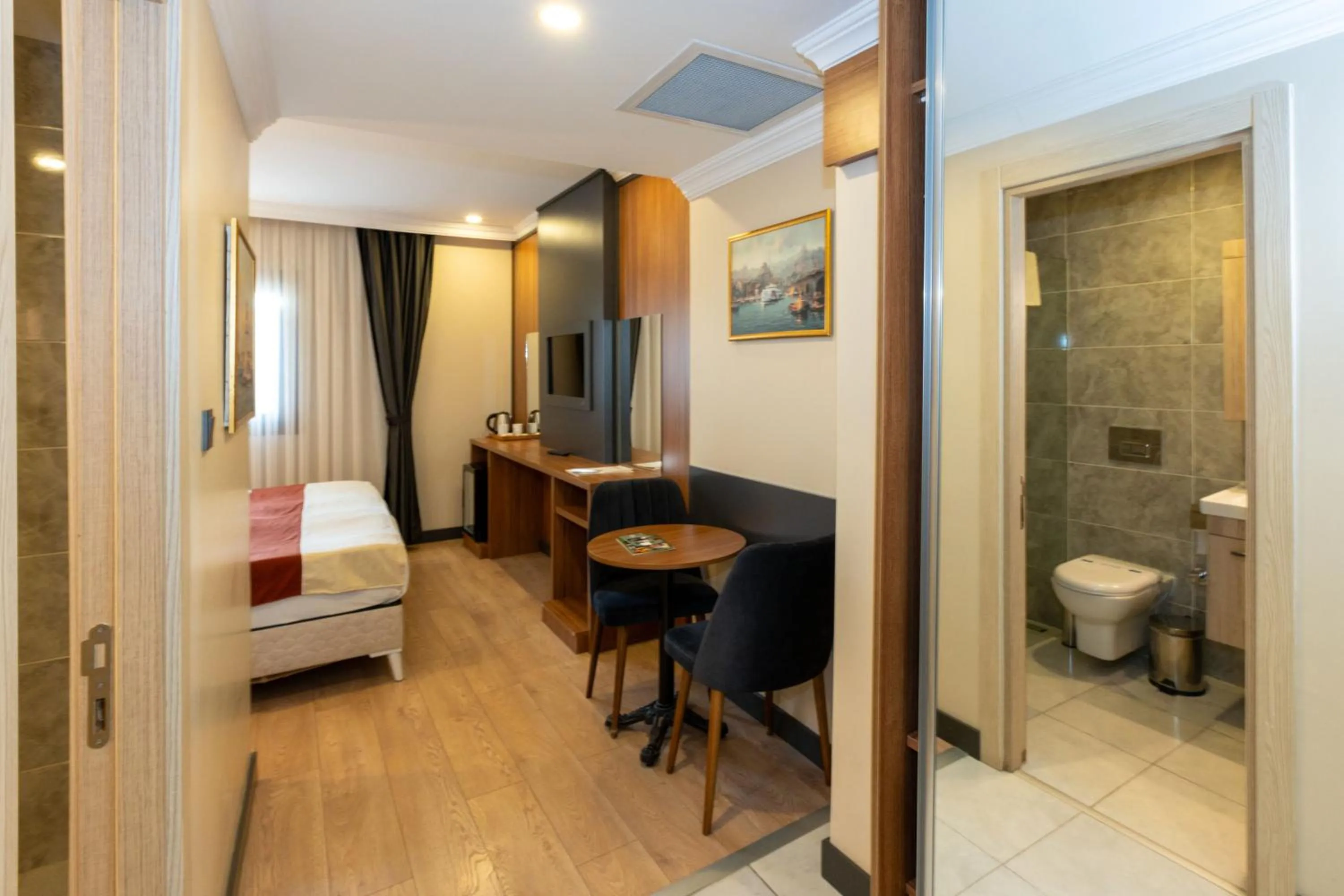 Photo of the whole room, Bed in Harmony Hotel Istanbul & SPA