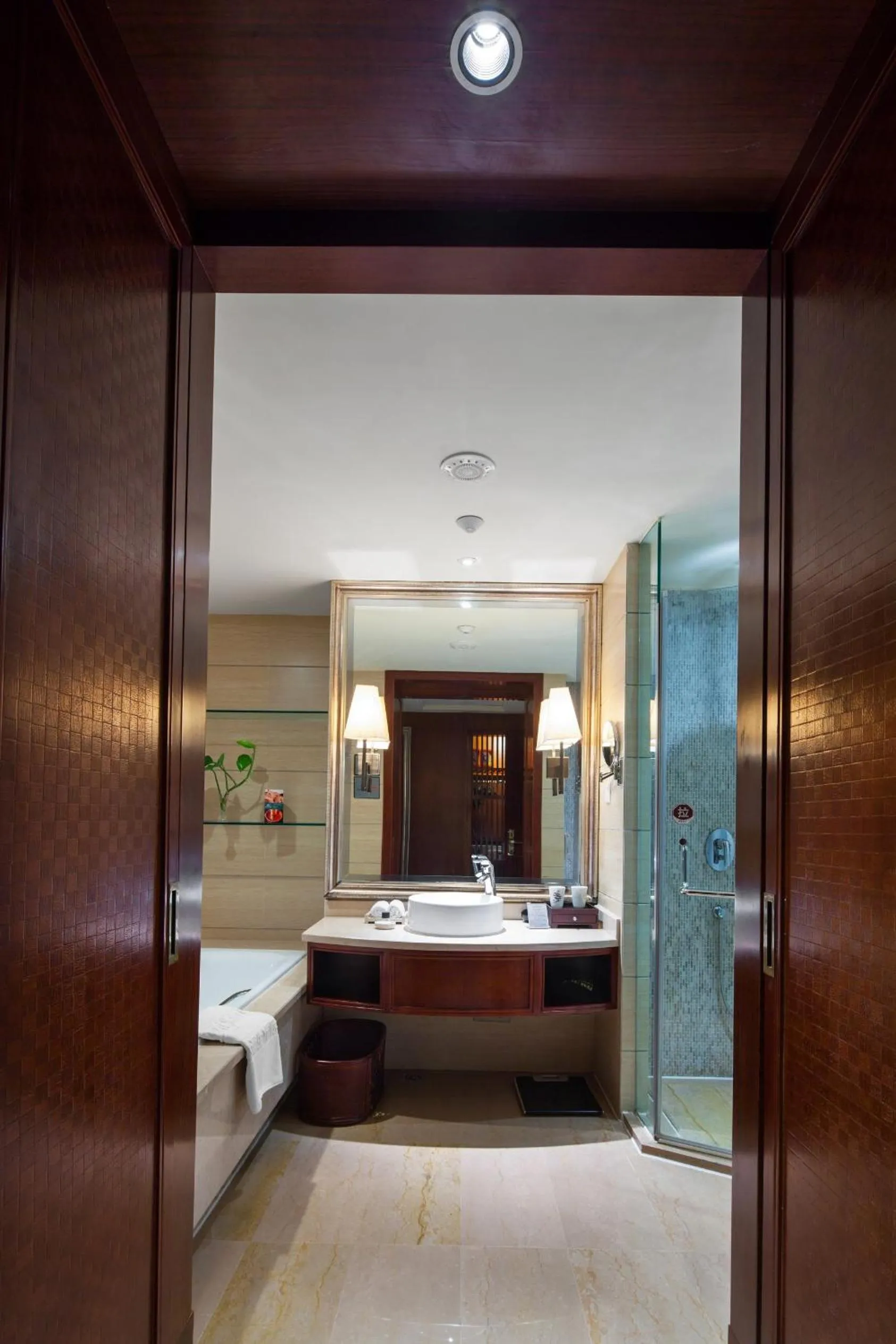 Photo of the whole room, Bed in Howard Johnson Conference Resort Chengdu