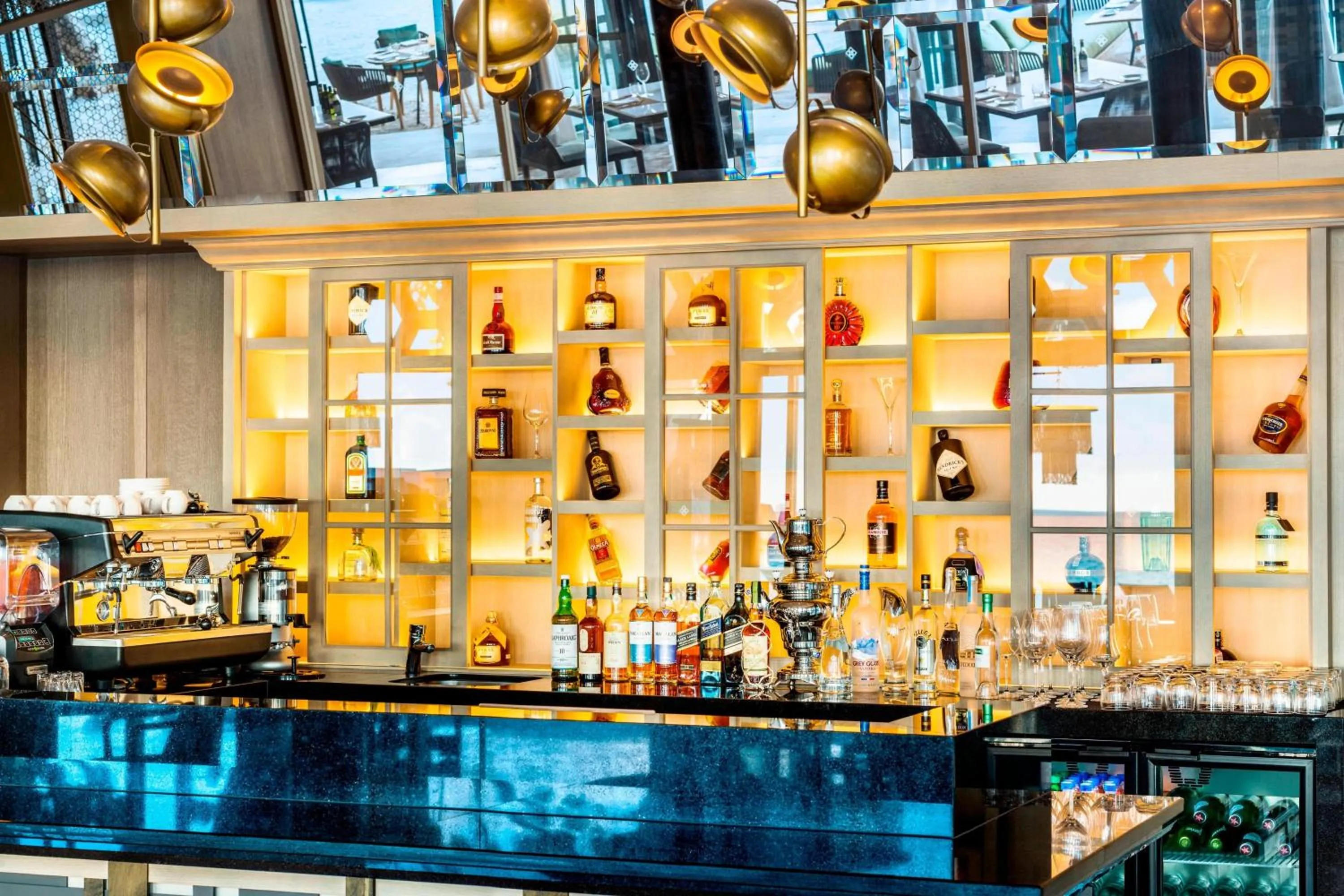 Lounge or bar in The St. Regis Maldives Vommuli Resort