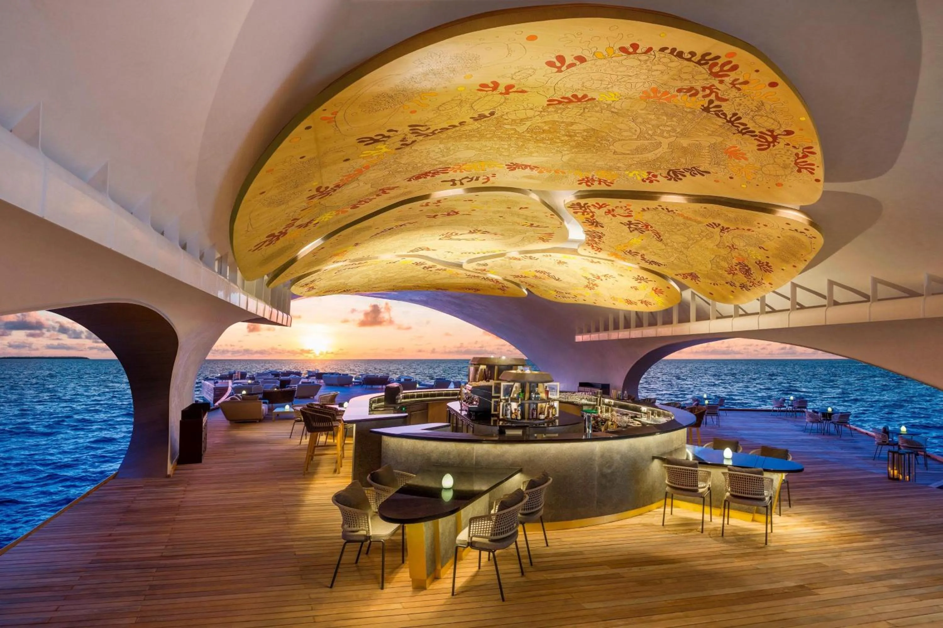 Lounge or bar in The St. Regis Maldives Vommuli Resort