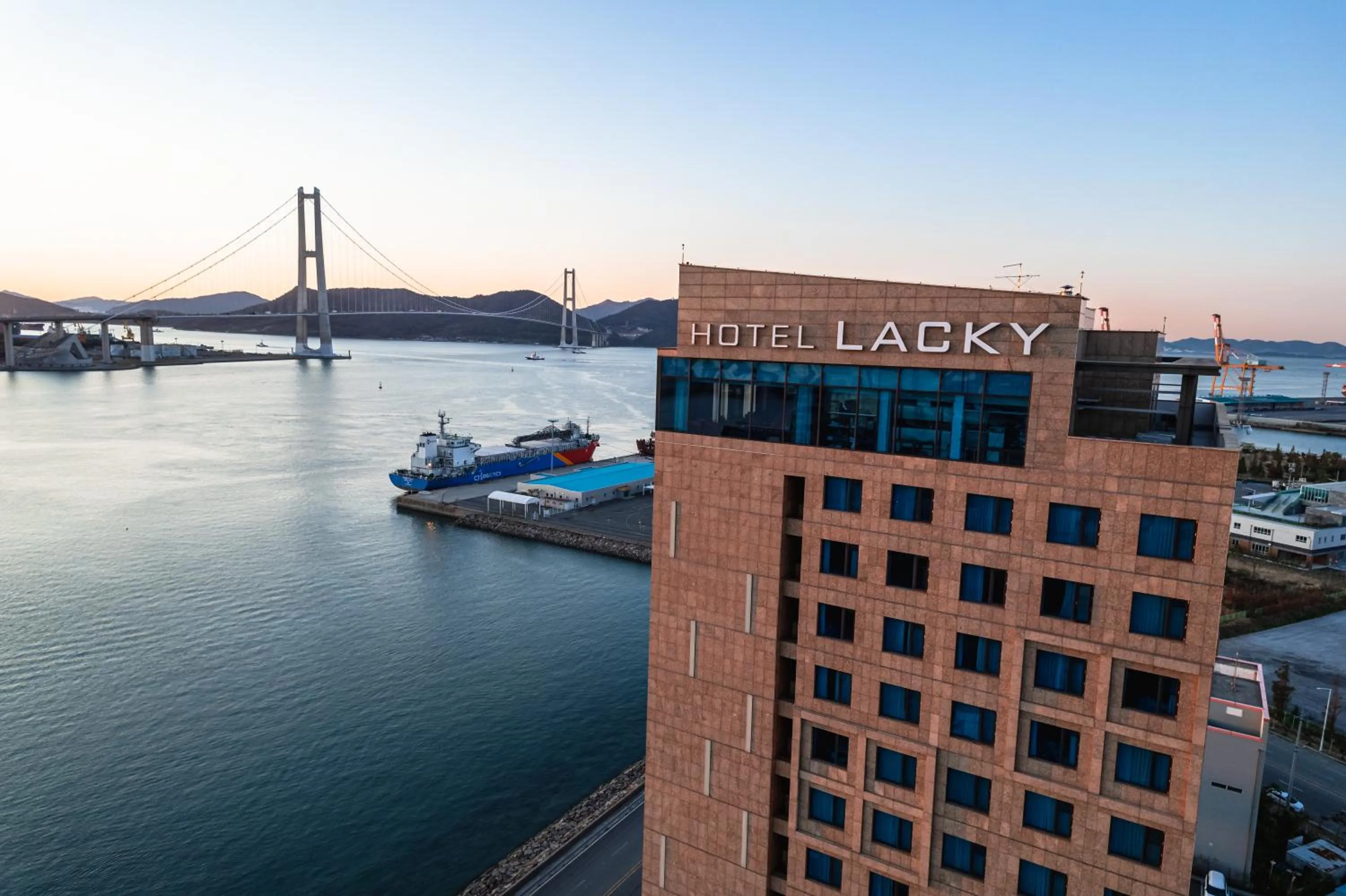 Property building in Gwangyang Lacky Hotel