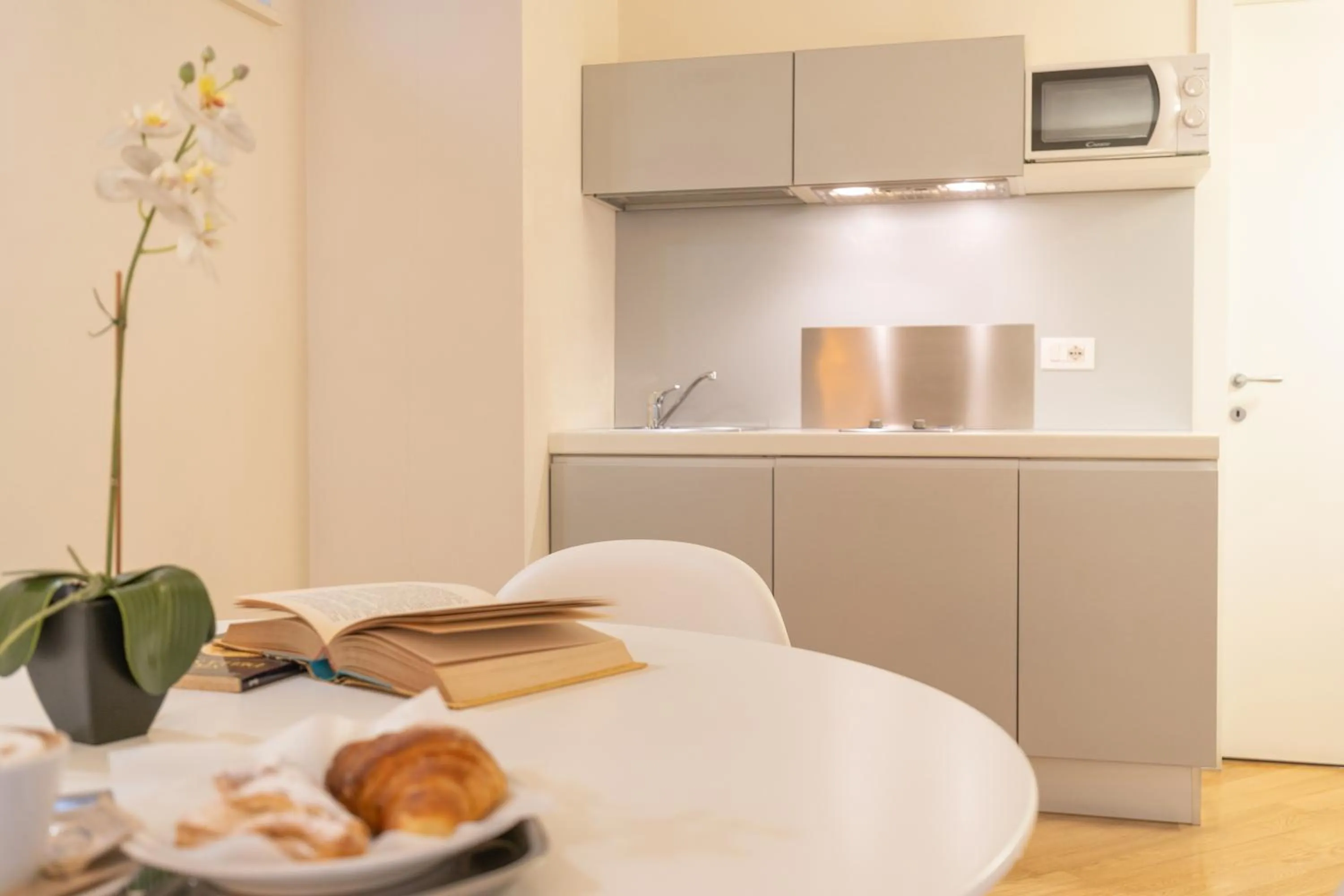 Kitchen or kitchenette in Home 15 Residence Hotel