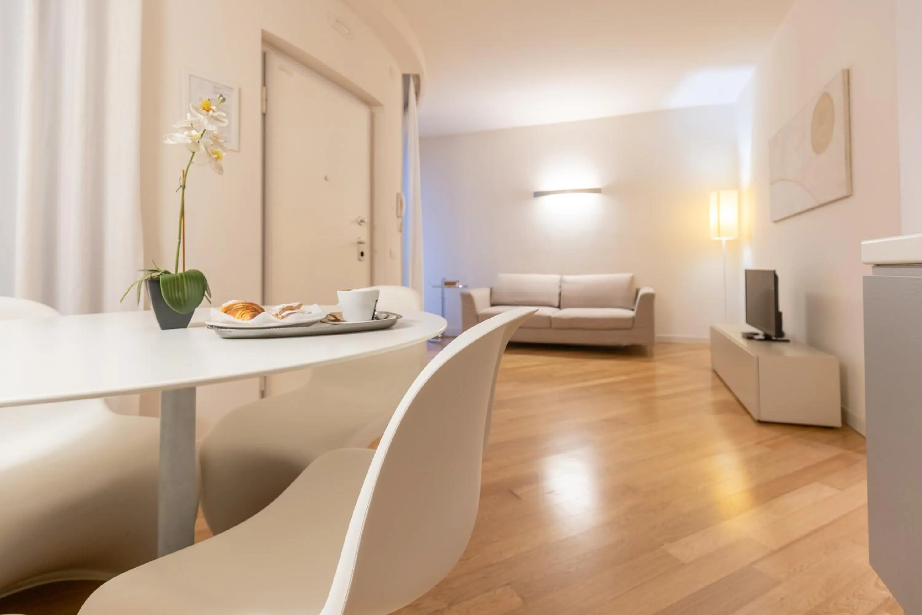 Seating area, Bed in Home 15 Residence Hotel